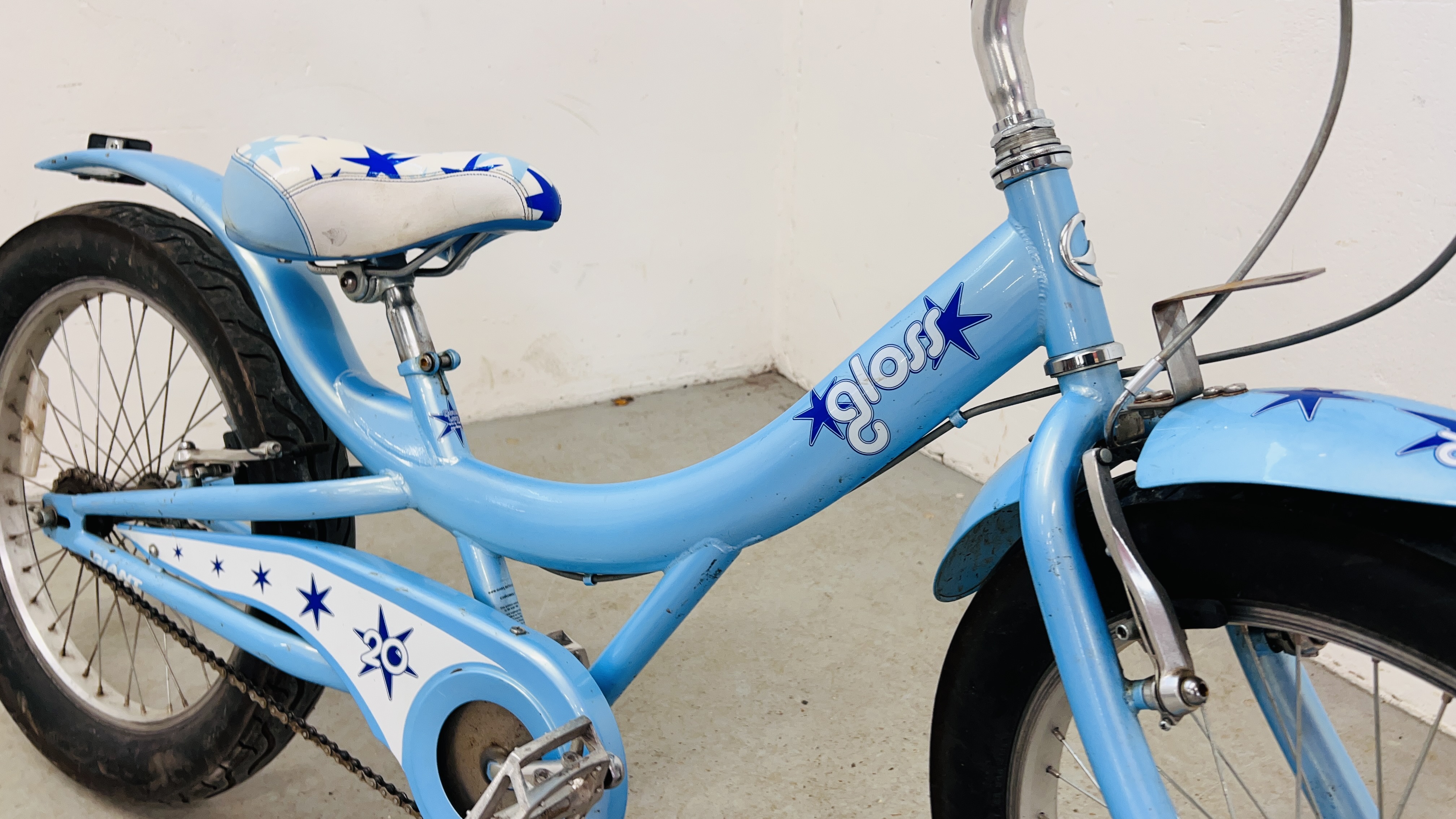 A GIRLS CRUISER STYLE GLOSS BICYCLE (BLUE). - Image 3 of 13