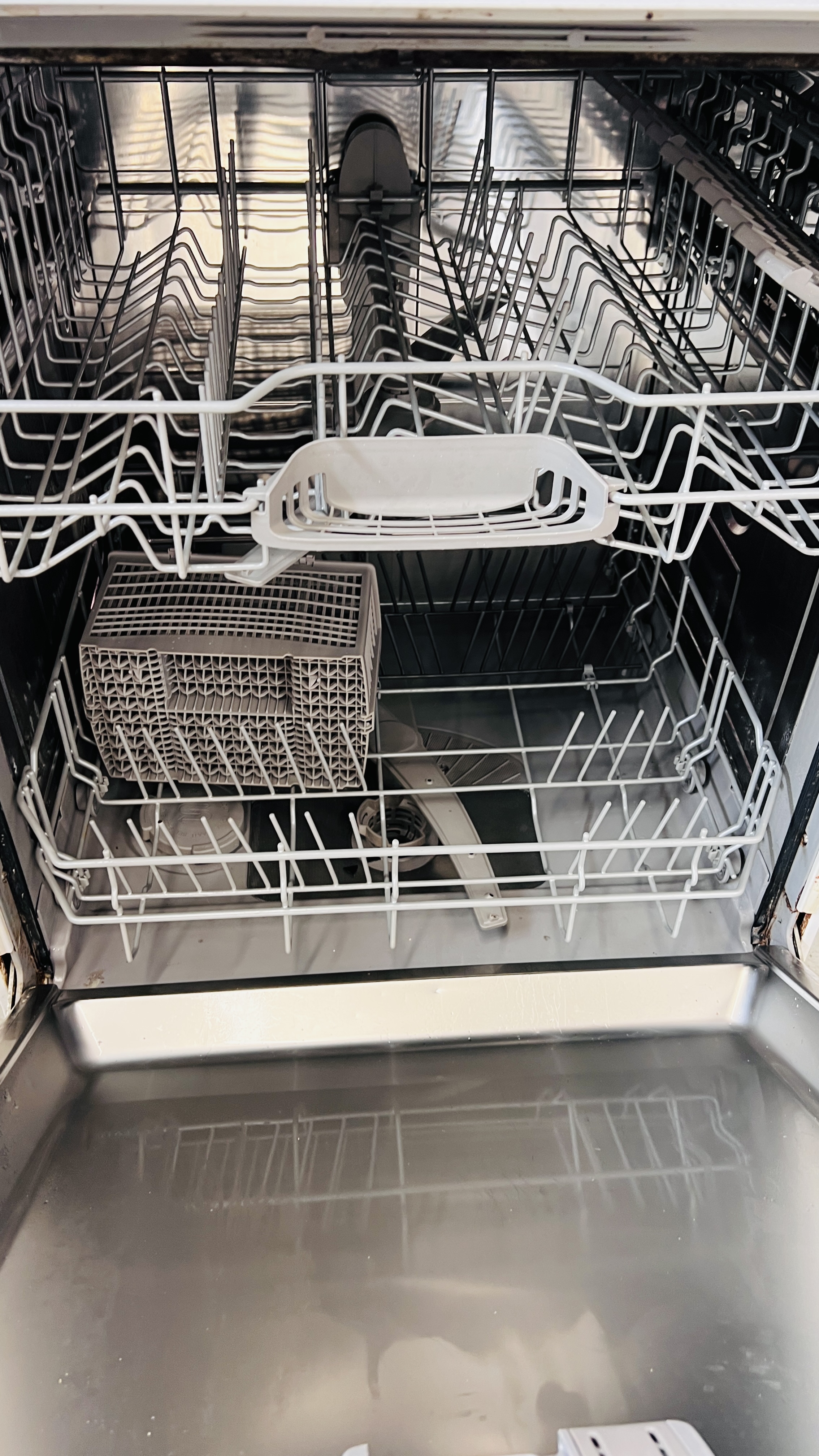 A BOSCH DISHWASHER - SOLD AS SEEN. - Image 9 of 9