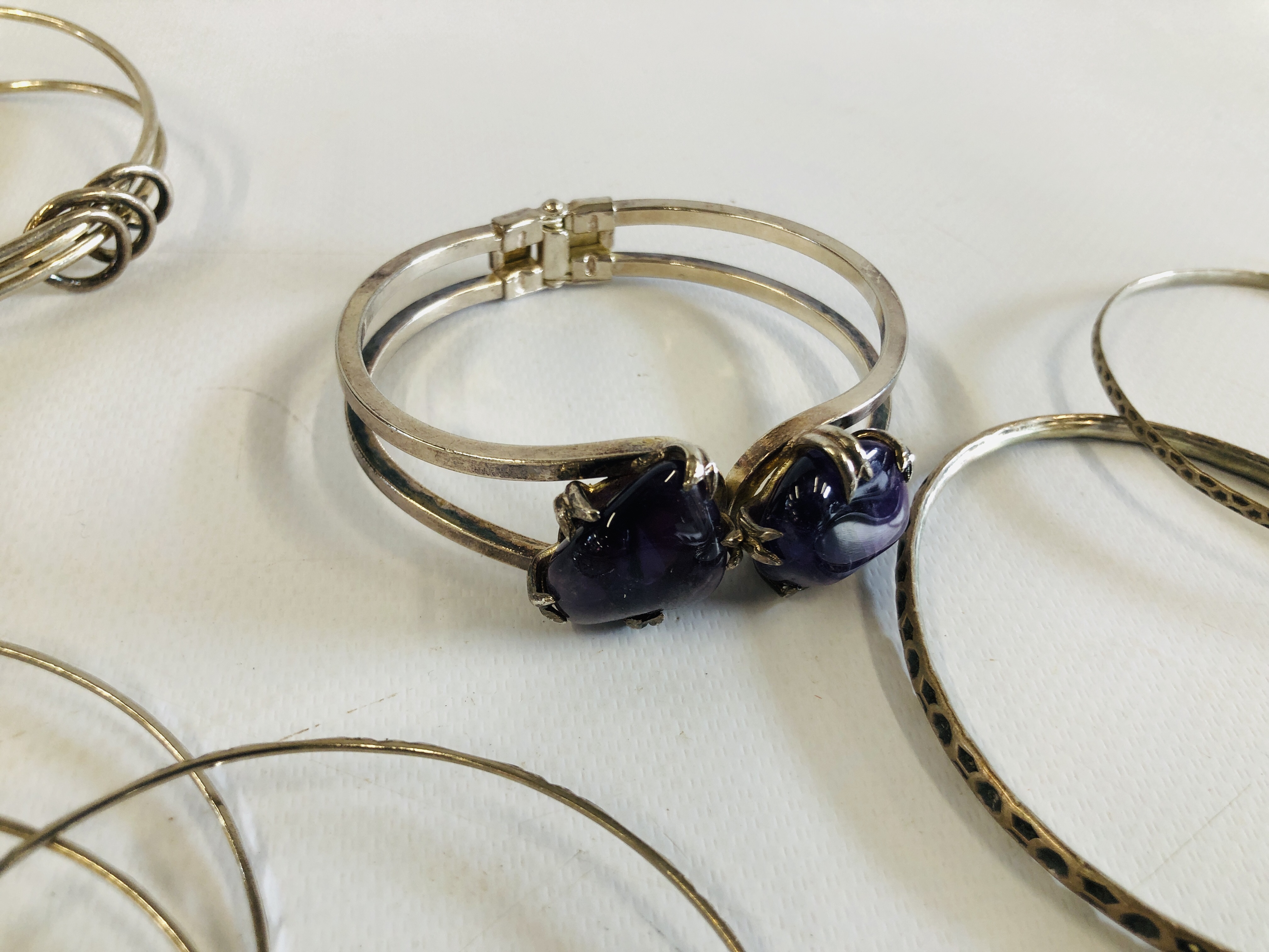 A GROUP OF ASSORTED WHITE METAL AND SILVER JEWELLERY BRACELETS, NECKLACES AND EARRINGS. - Image 6 of 12