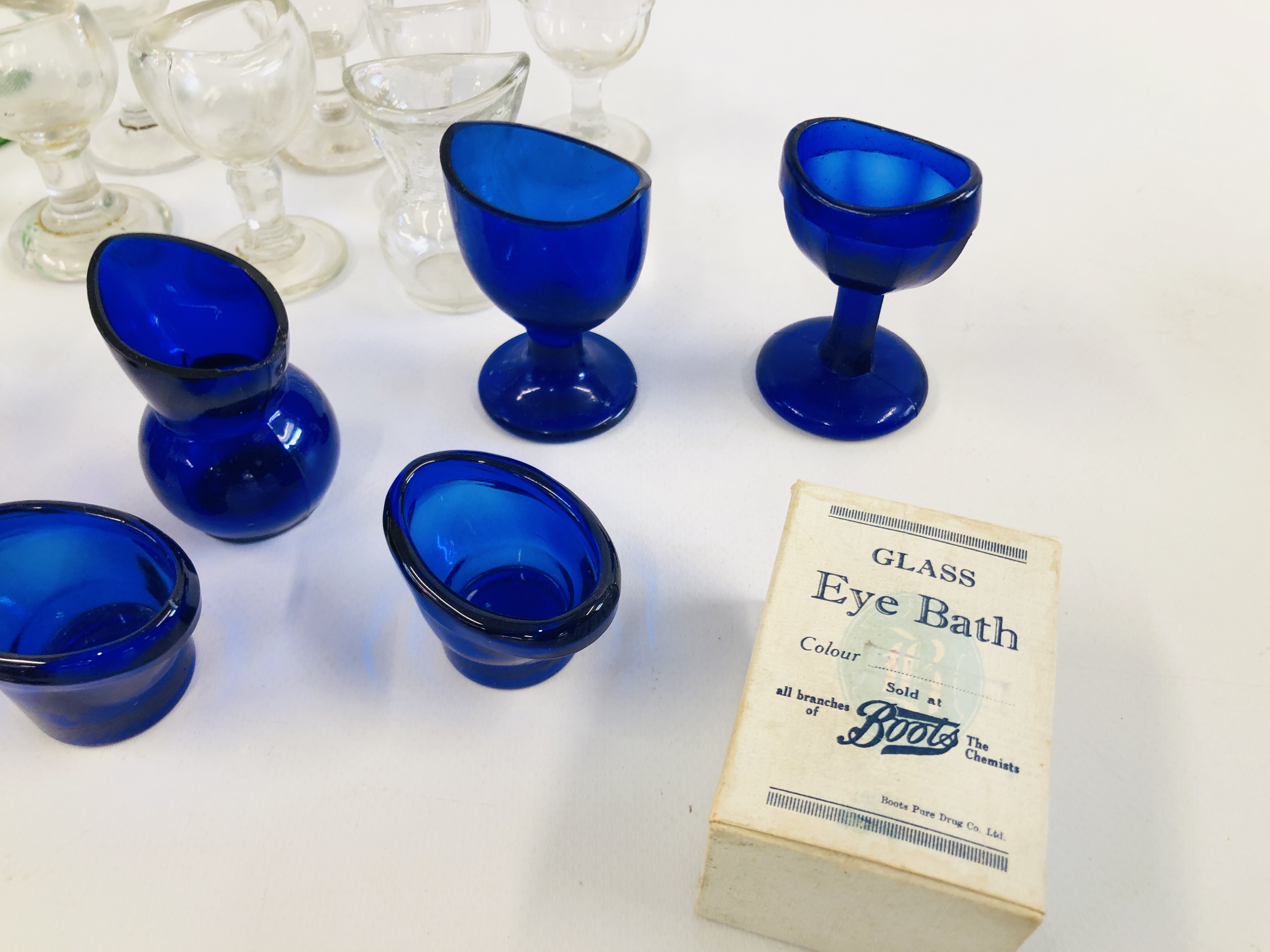 A COLLECTION OF MAINLY VINTAGE GLASS EYE BATHS TO INCLUDE CLEAR GLASS ALONG WITH BLUE AND GREEN - Image 4 of 8
