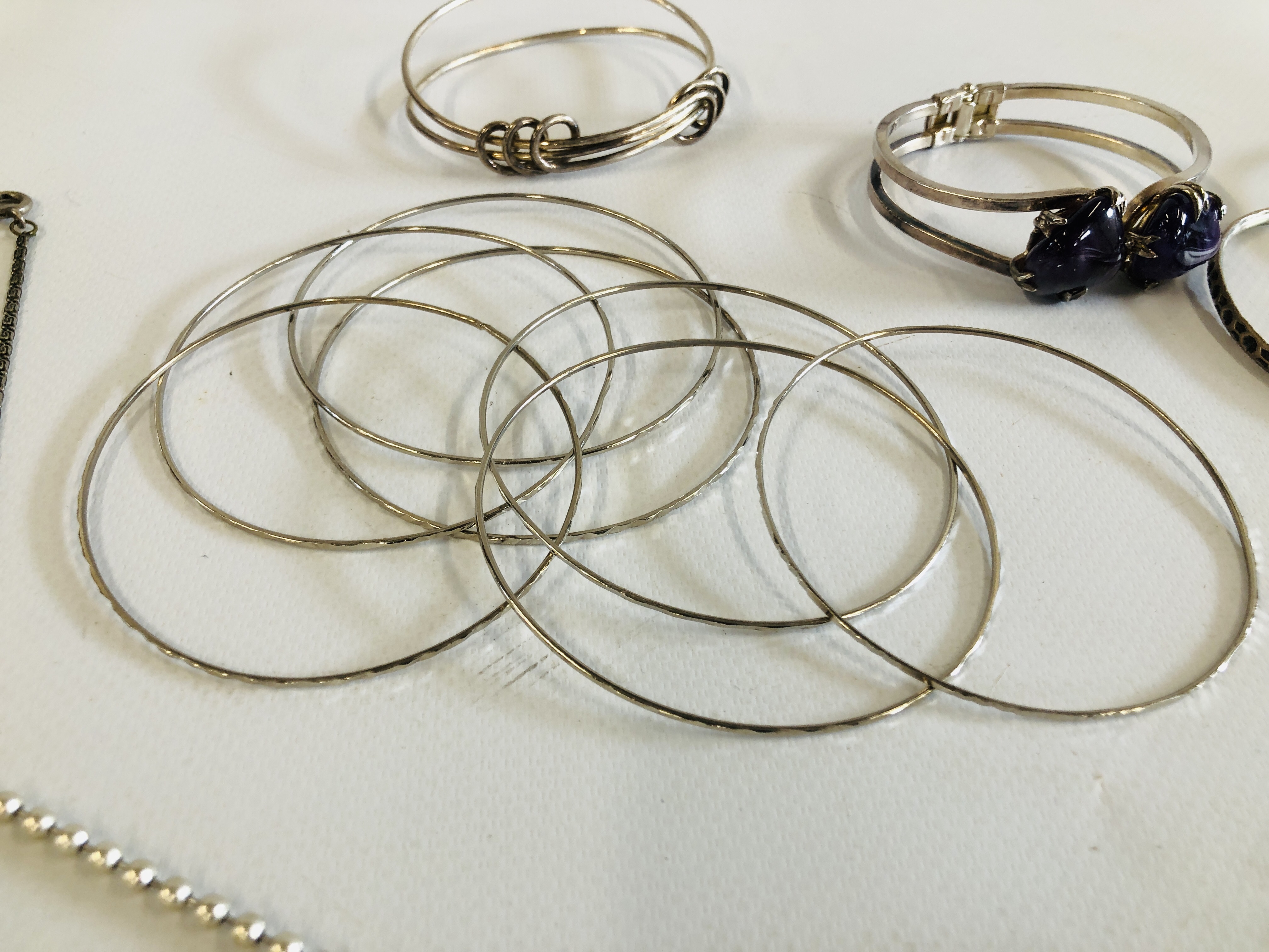 A GROUP OF ASSORTED WHITE METAL AND SILVER JEWELLERY BRACELETS, NECKLACES AND EARRINGS. - Image 4 of 12