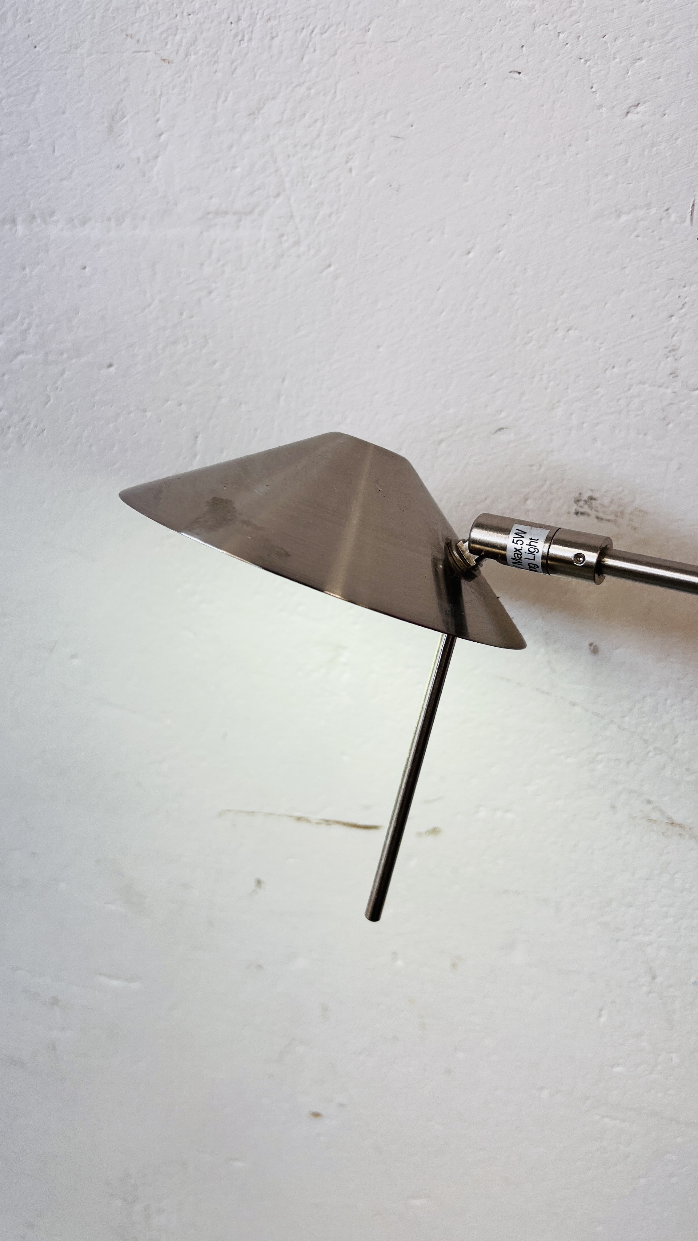 A MODERN STAINLESS FINISH ADJUSTABLE READING LIGHT - SOLD AS SEEN. - Image 2 of 5