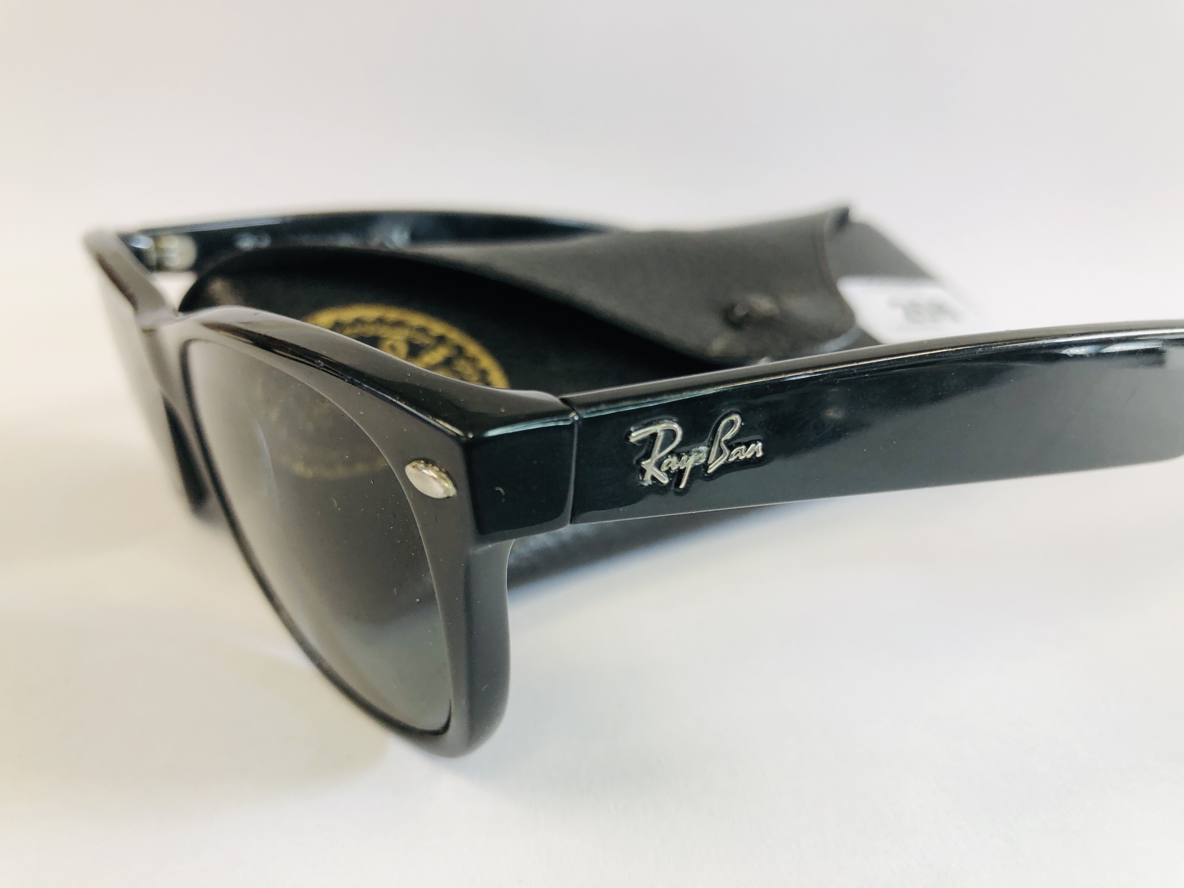 A PAIR OF PRESCRIPTION SUNGLASSES MARKED RAY-BAN RB2132 WITH CASE