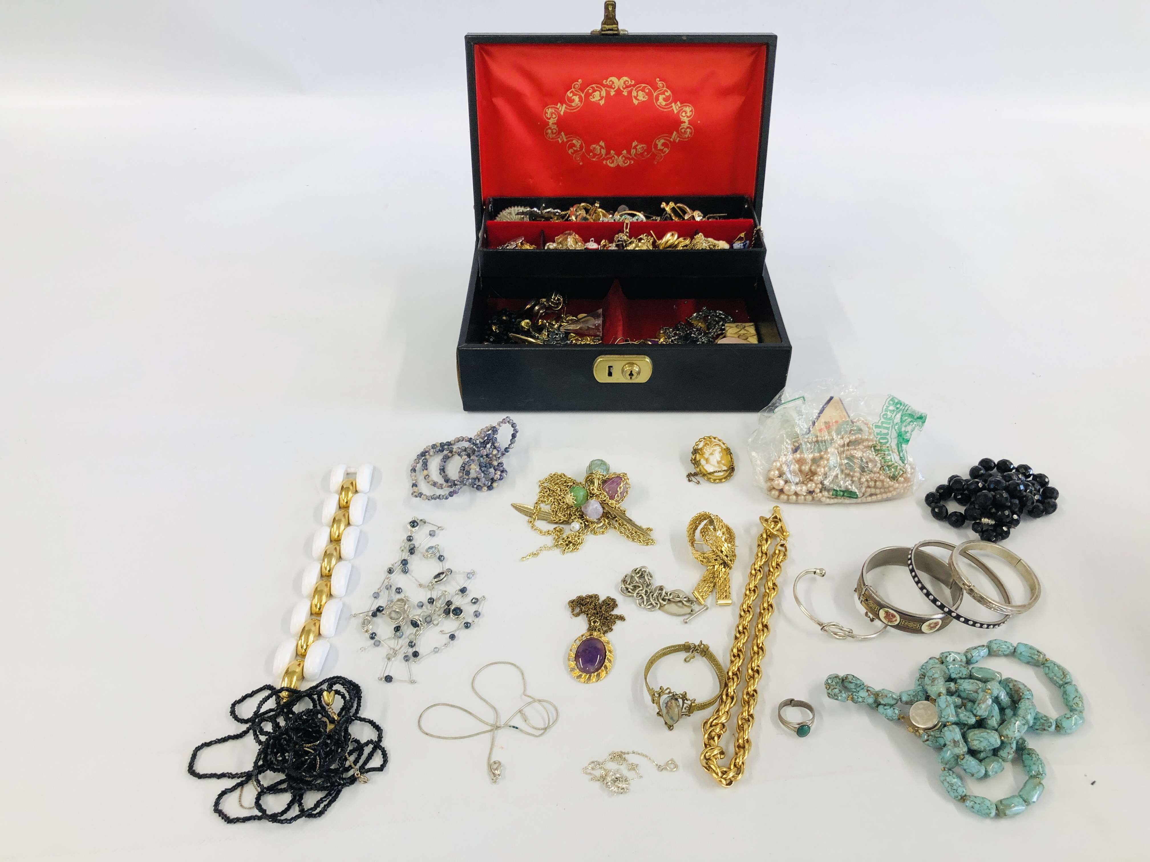 A JEWELLERY BOX CONTAINING A QUANTITY OF COSTUME JEWELLERY TO INCLUDE BROOCHES, BANGLES,