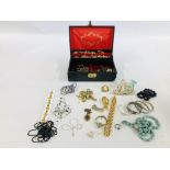 A JEWELLERY BOX CONTAINING A QUANTITY OF COSTUME JEWELLERY TO INCLUDE BROOCHES, BANGLES,