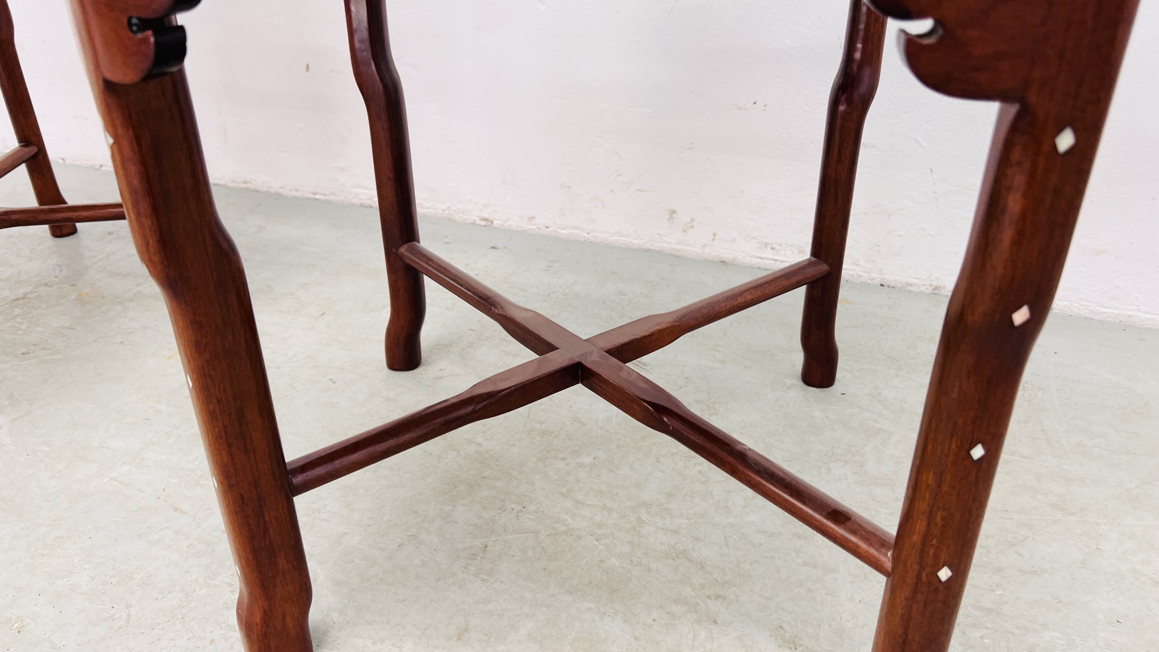 A PAIR OF ORIENTAL HARDWOOD AND MOTHER OF PEARL INLAID CORNER CHAIRS. - Image 6 of 14