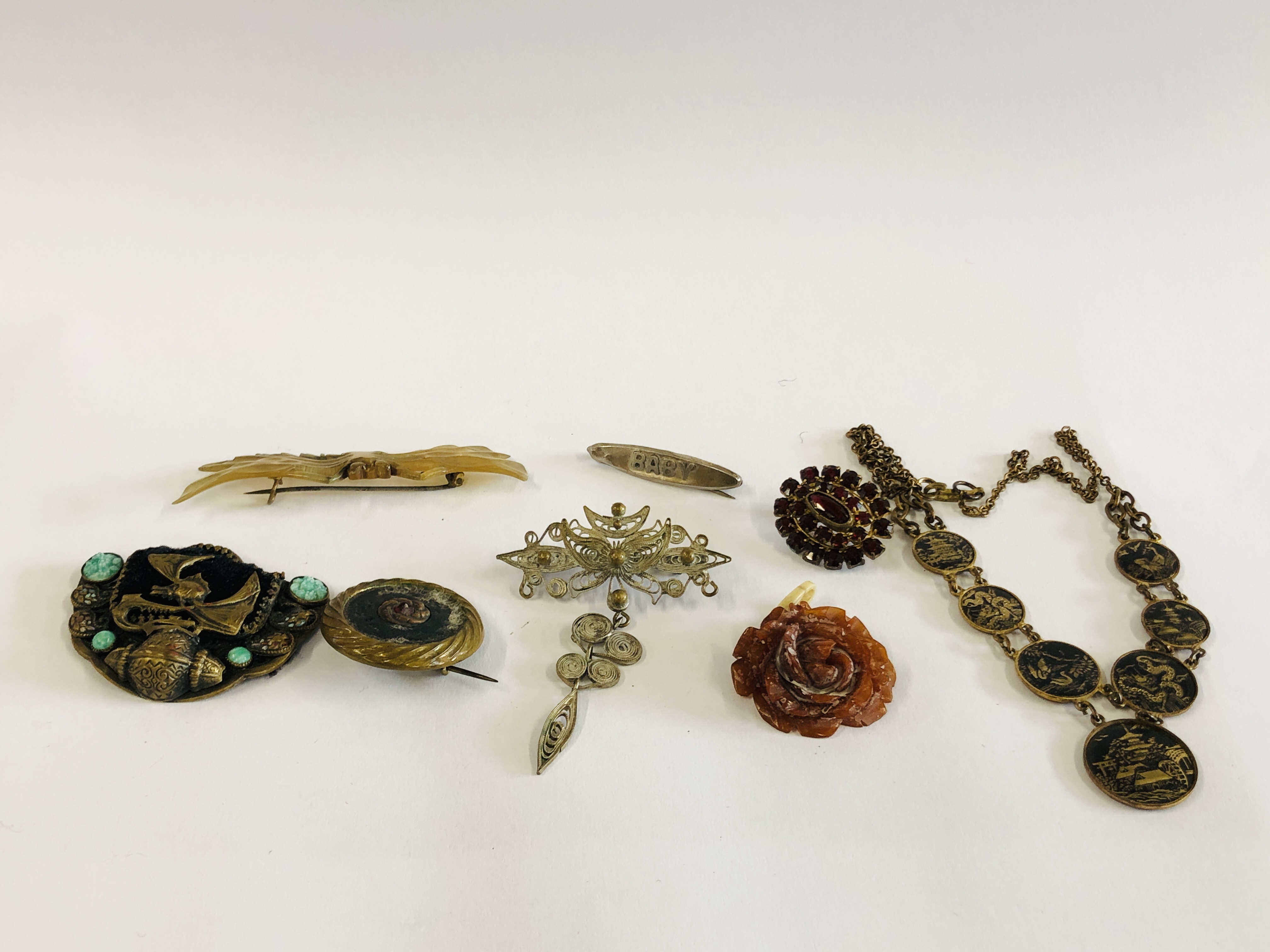 A GROUP OF ASSORTED VINTAGE BROOCHES AND JEWELLERY TO INCLUDE A HORN DRAGONFLY ETC.