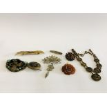 A GROUP OF ASSORTED VINTAGE BROOCHES AND JEWELLERY TO INCLUDE A HORN DRAGONFLY ETC.