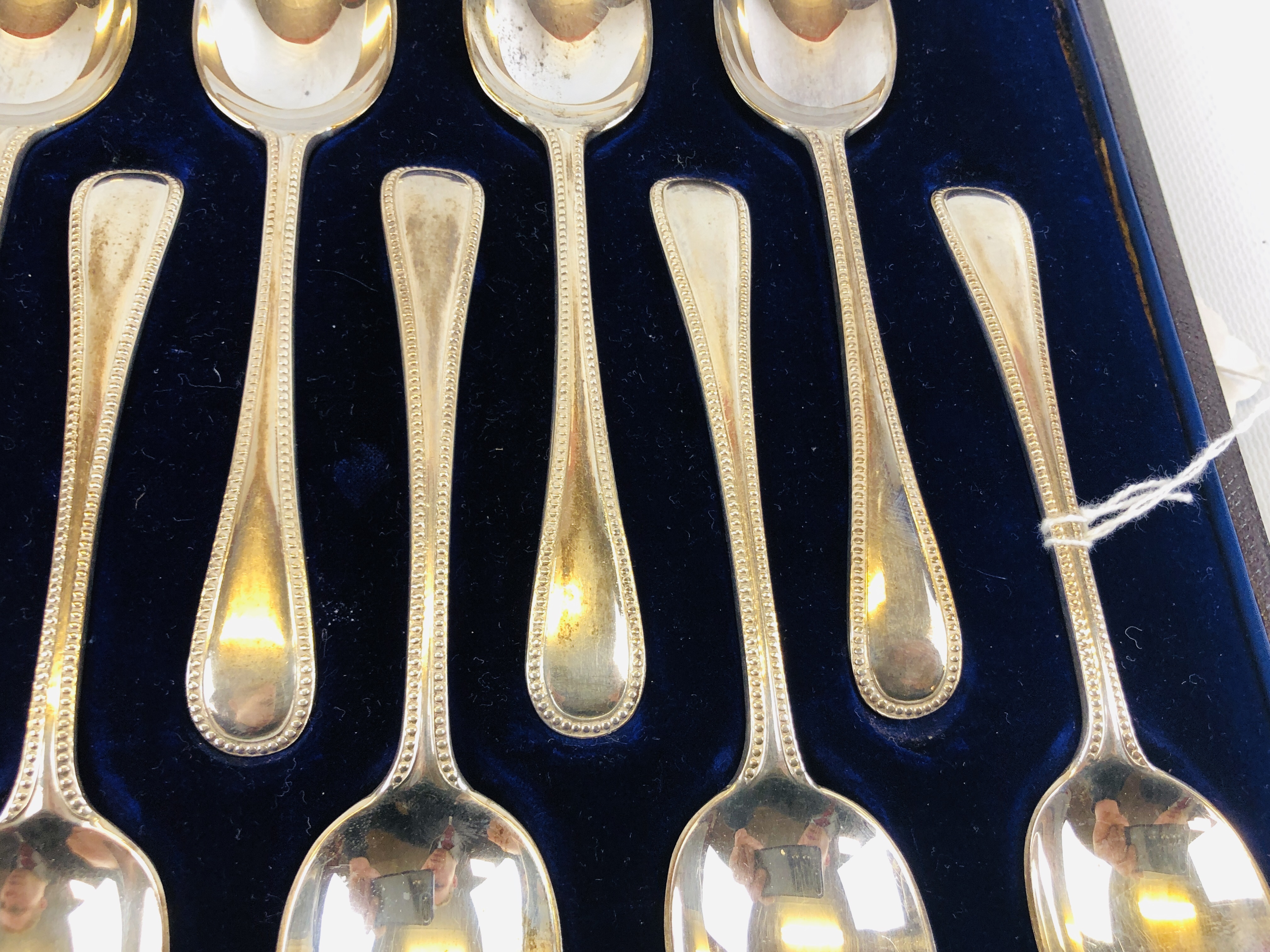 CASED SET OF 12 SILVER DESSERT SPOONS JACKSON AND FULLERTON LONDON 1965. - Image 4 of 10