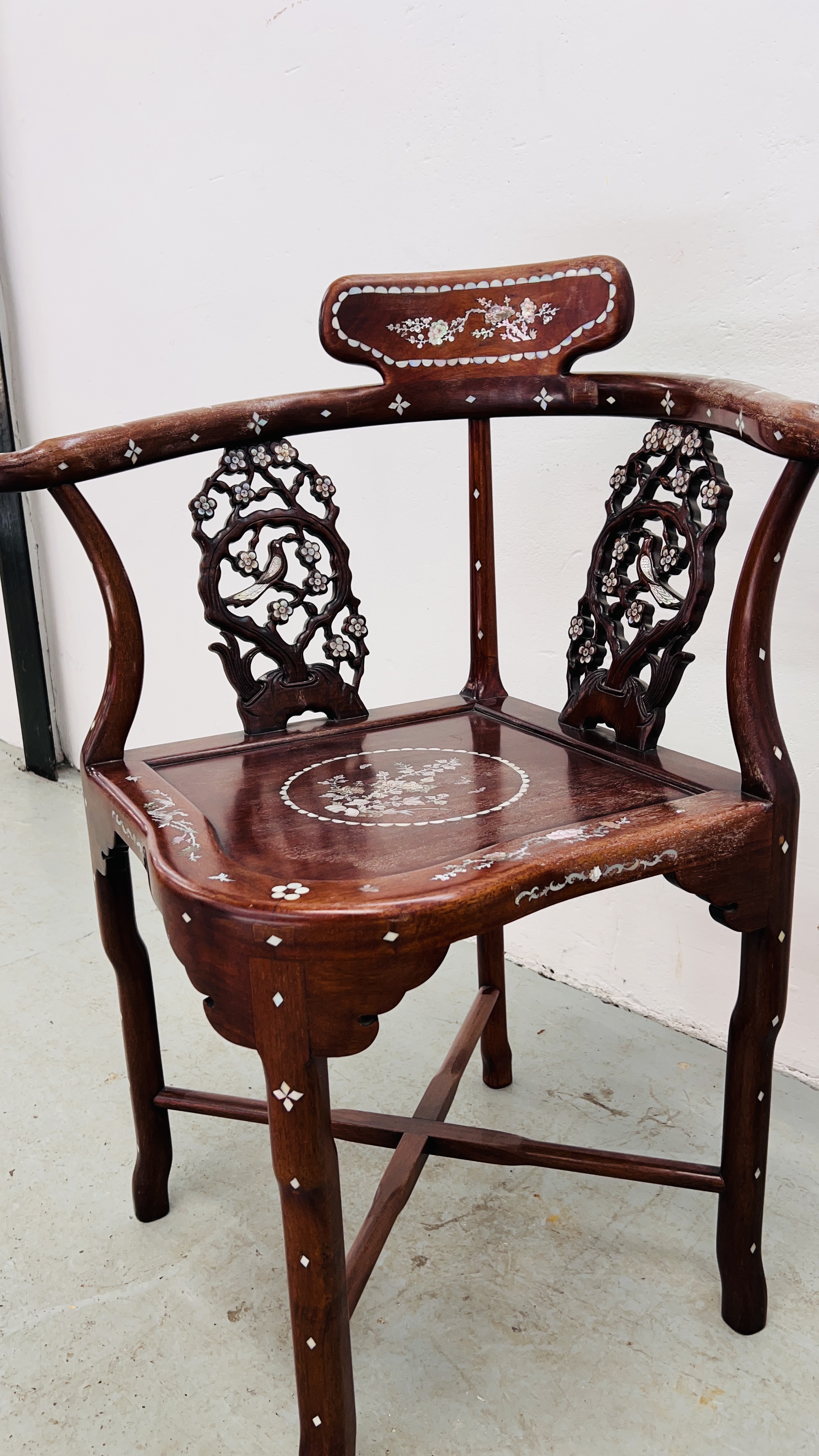 A PAIR OF ORIENTAL HARDWOOD AND MOTHER OF PEARL INLAID CORNER CHAIRS. - Image 9 of 14