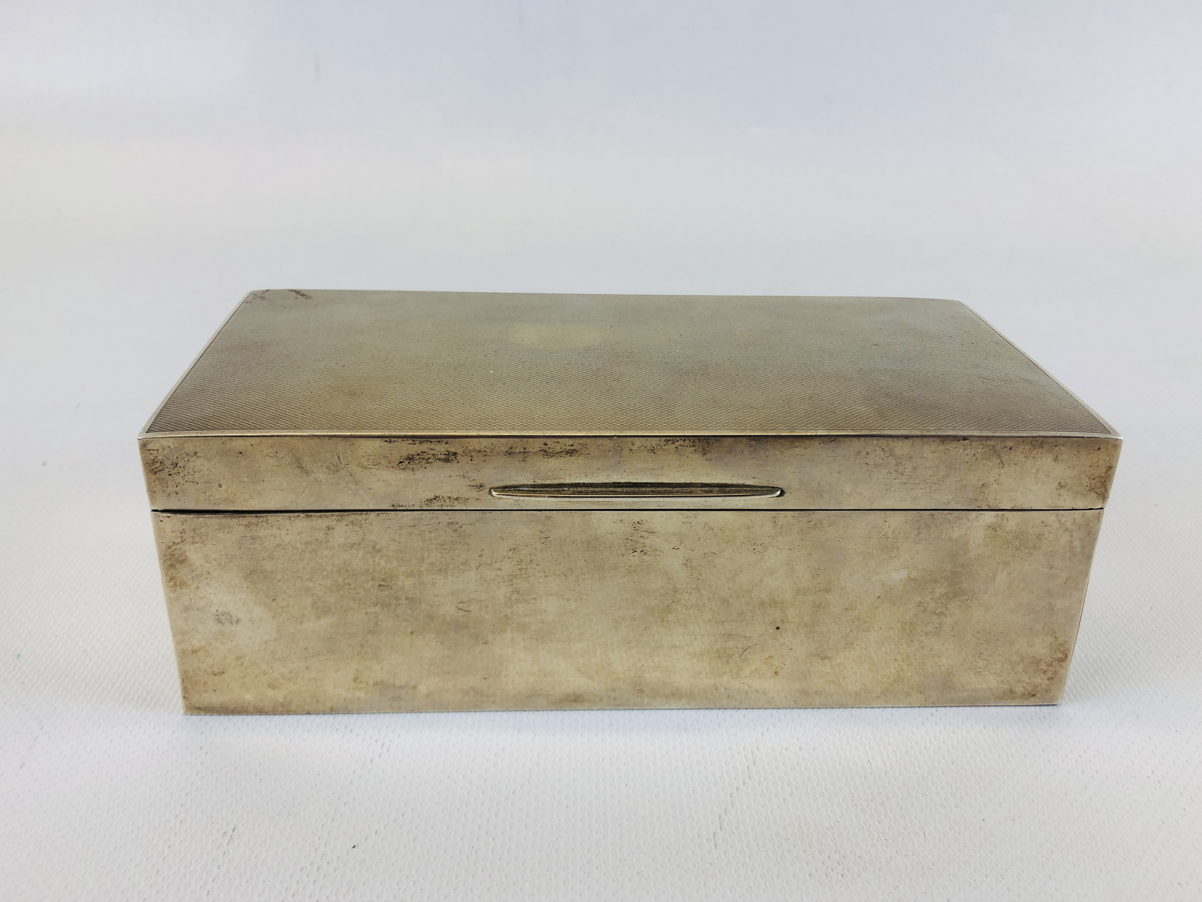 A SILVER CIGARETTE BOX, THE TOP WITH ENGINE TURNED FINISH, UN-ENGRAVED BIRMINGHAM ASSAY,