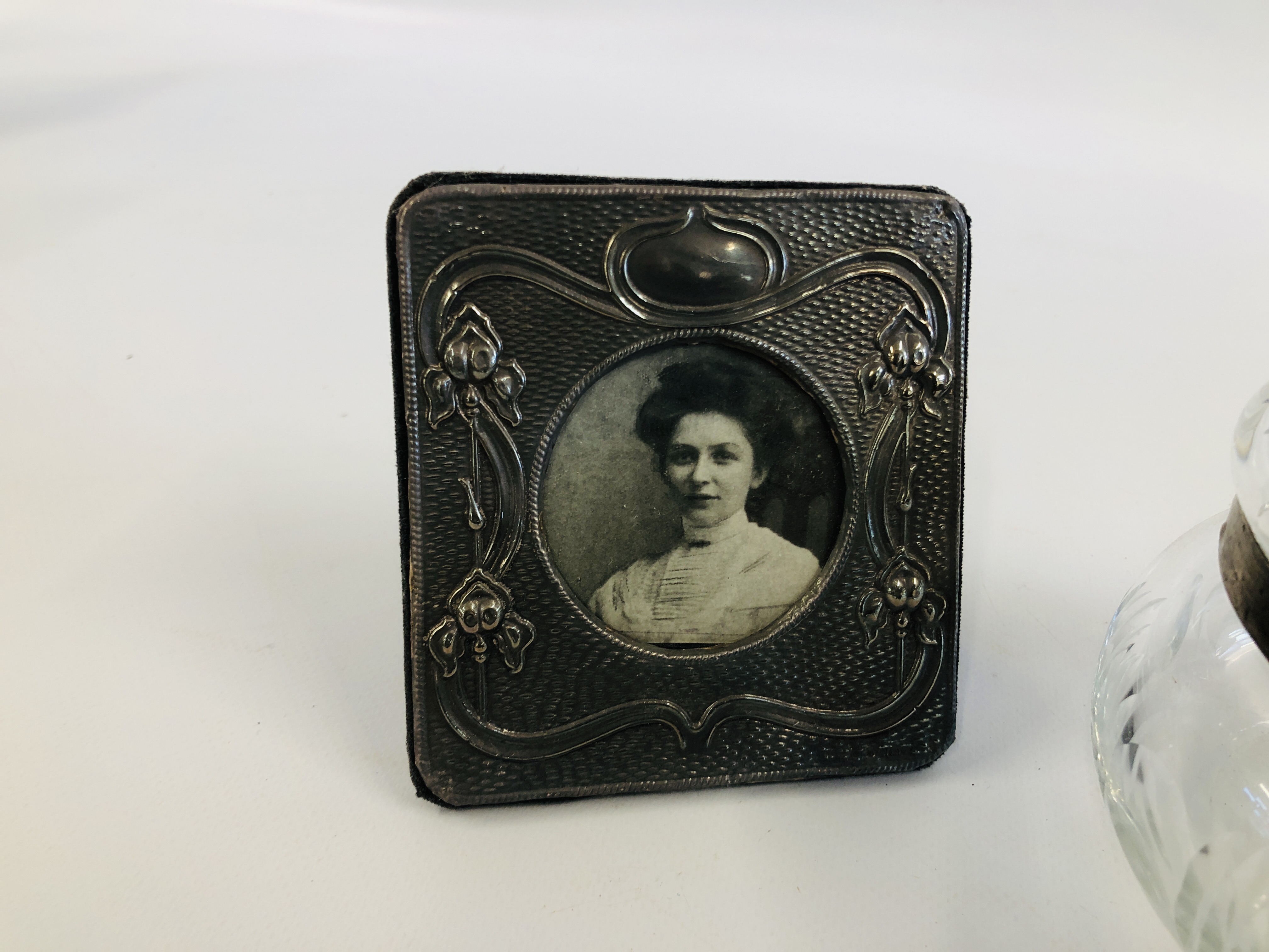 AN ART NOUVEAU STYLE SILVER PHOTO FRAME BIRMINGHAM ALONG WITH SILVER BANDED DRESSING TABLE JAR A/F. - Image 2 of 7