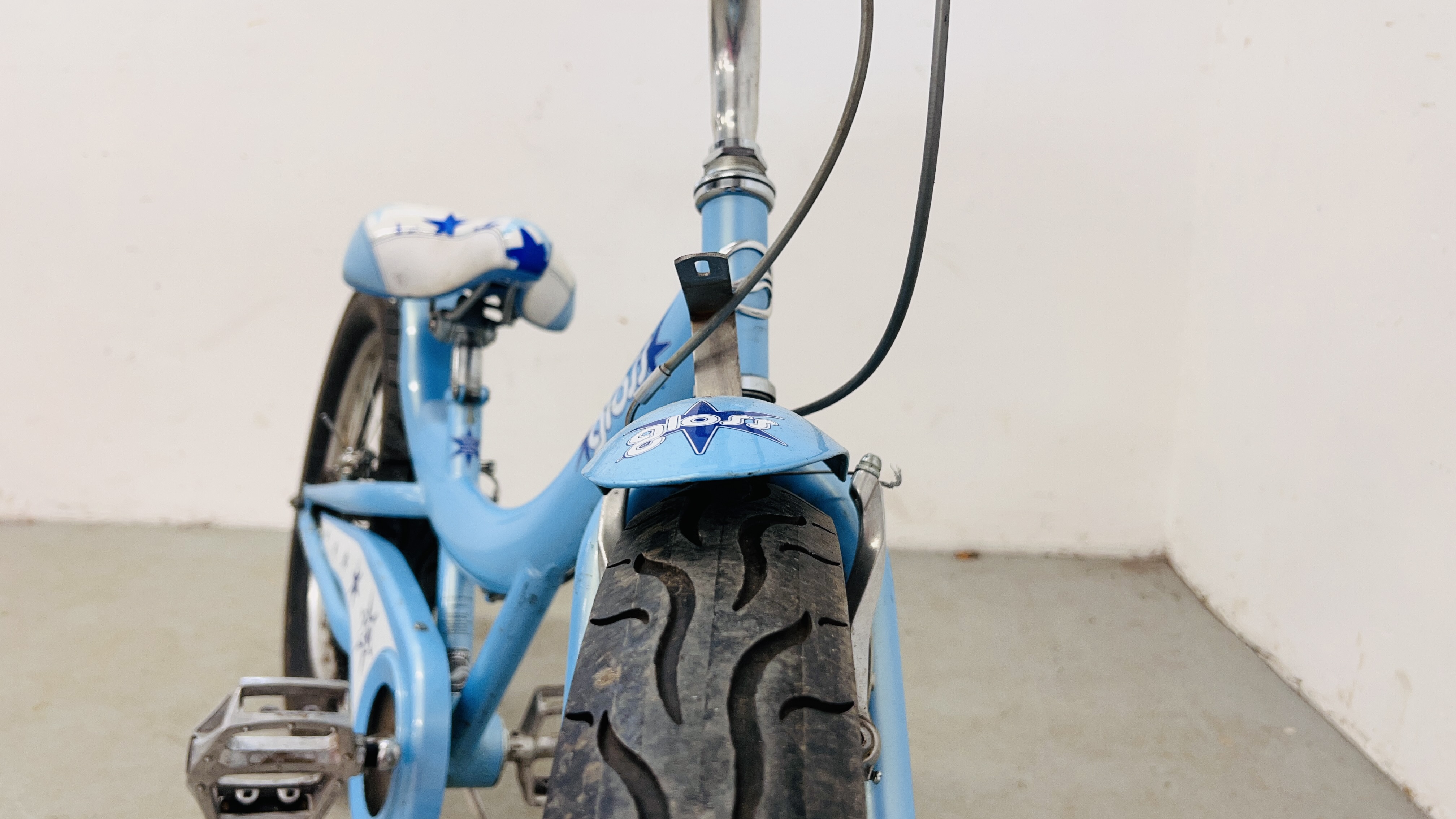A GIRLS CRUISER STYLE GLOSS BICYCLE (BLUE). - Image 12 of 13