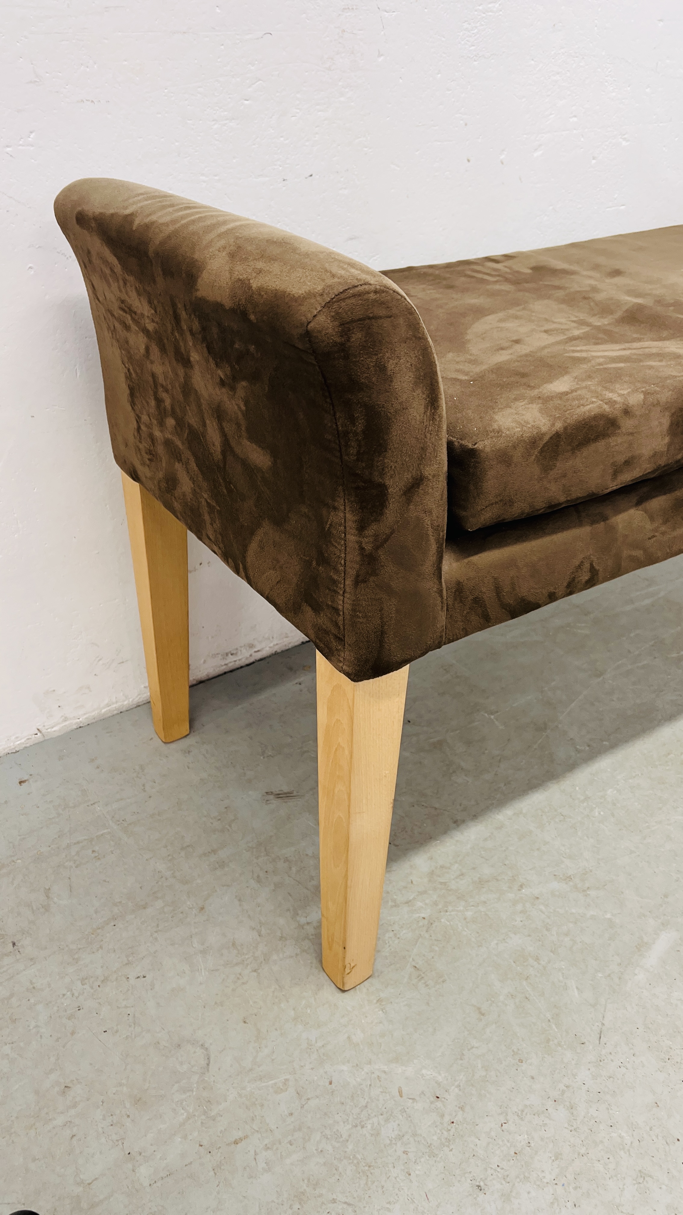 MODERN FAUX SUEDE DRESSING STOOL LENGTH 130CM. D 48CM X H 70CM. - Image 5 of 7