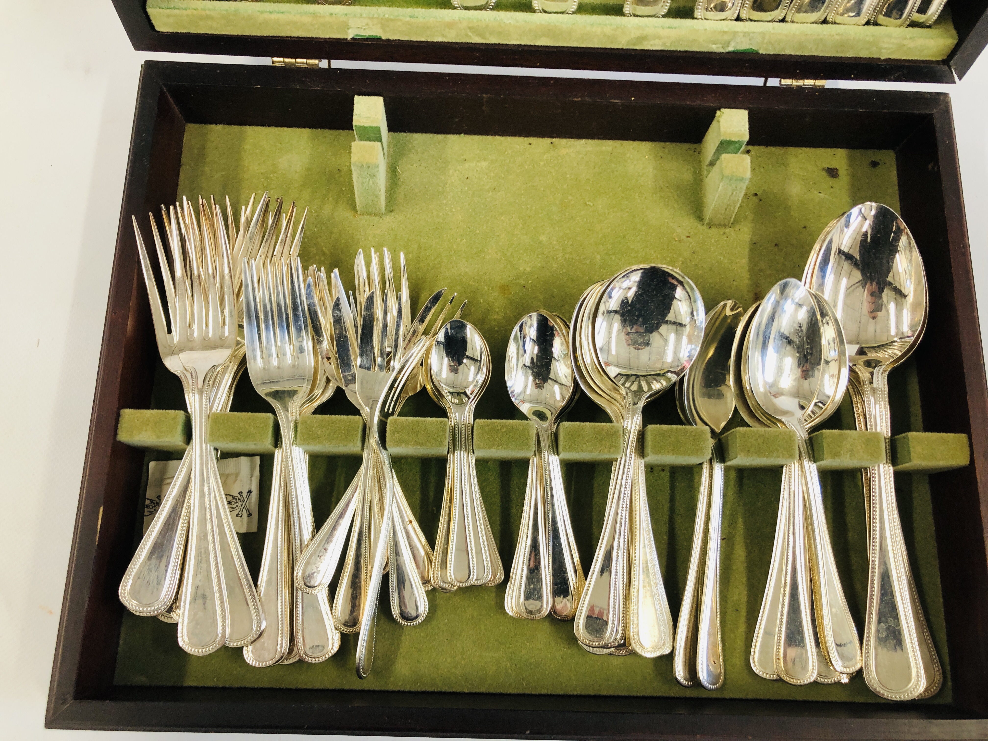 A VINERS TRADITIONAL BEAD CANTEEN OF CUTLERY - Image 2 of 4