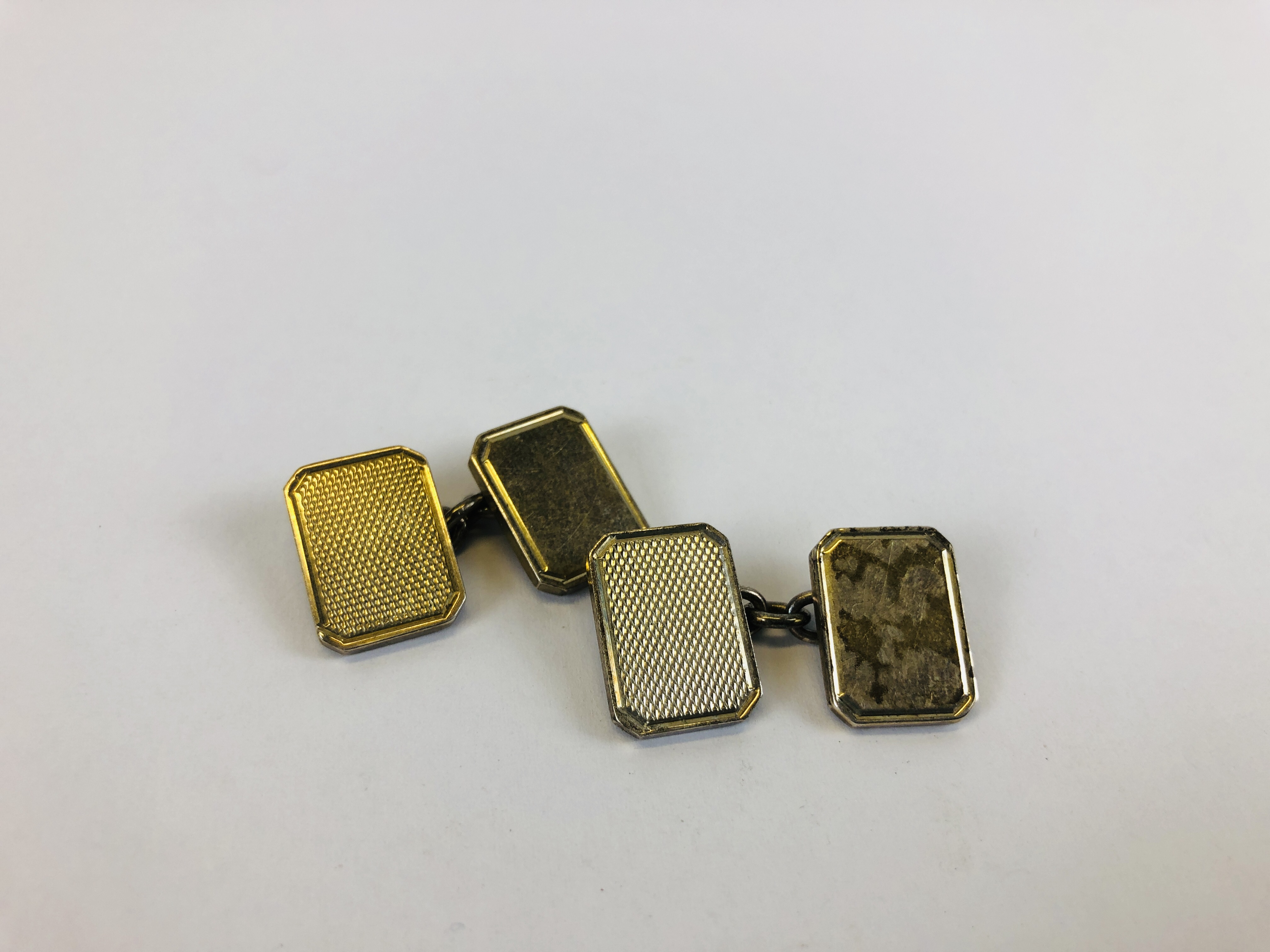 A PAIR OF VINTAGE SILVER CUFFLINKS