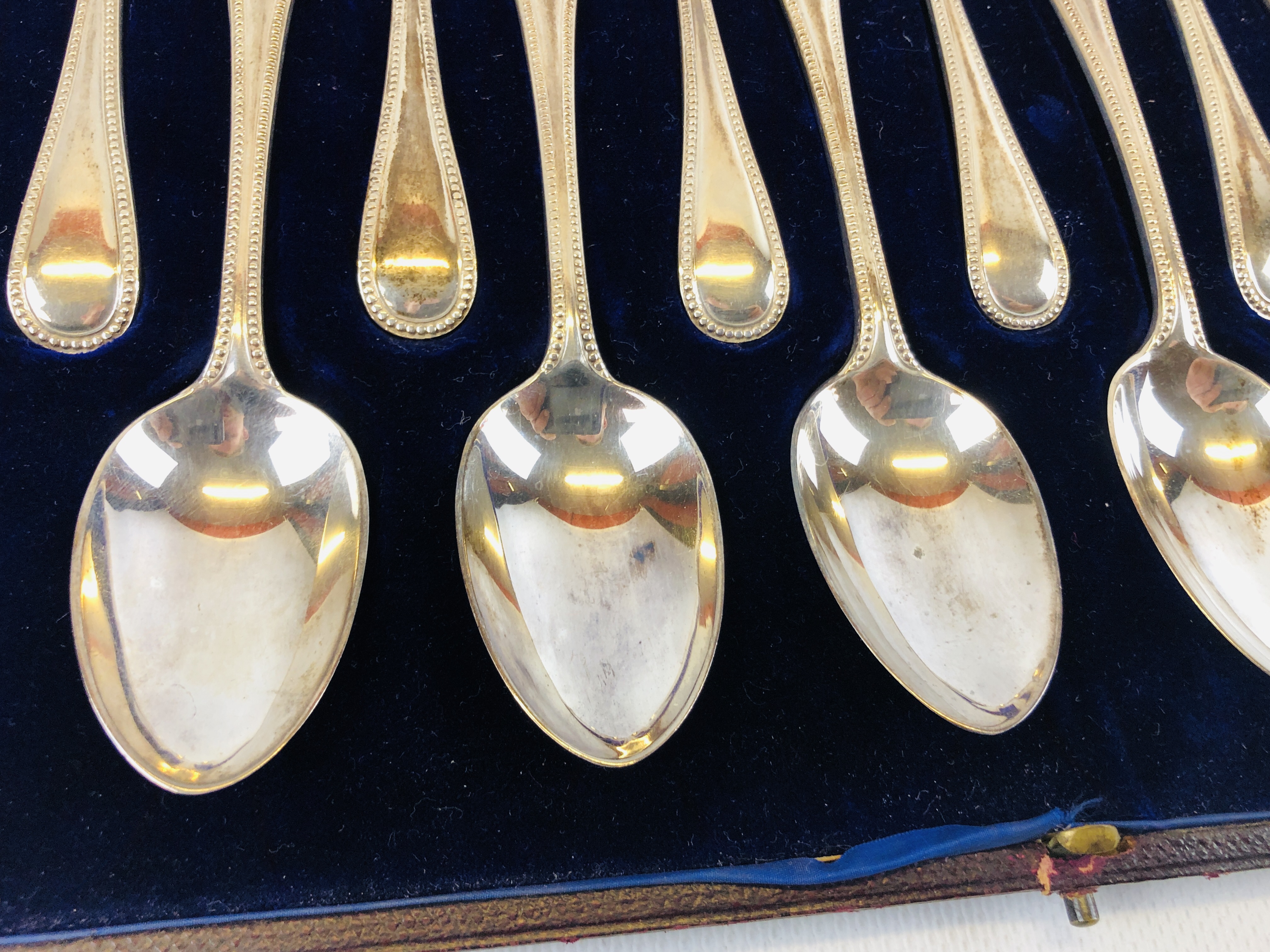 CASED SET OF 12 SILVER DESSERT SPOONS JACKSON AND FULLERTON LONDON 1965. - Image 3 of 10