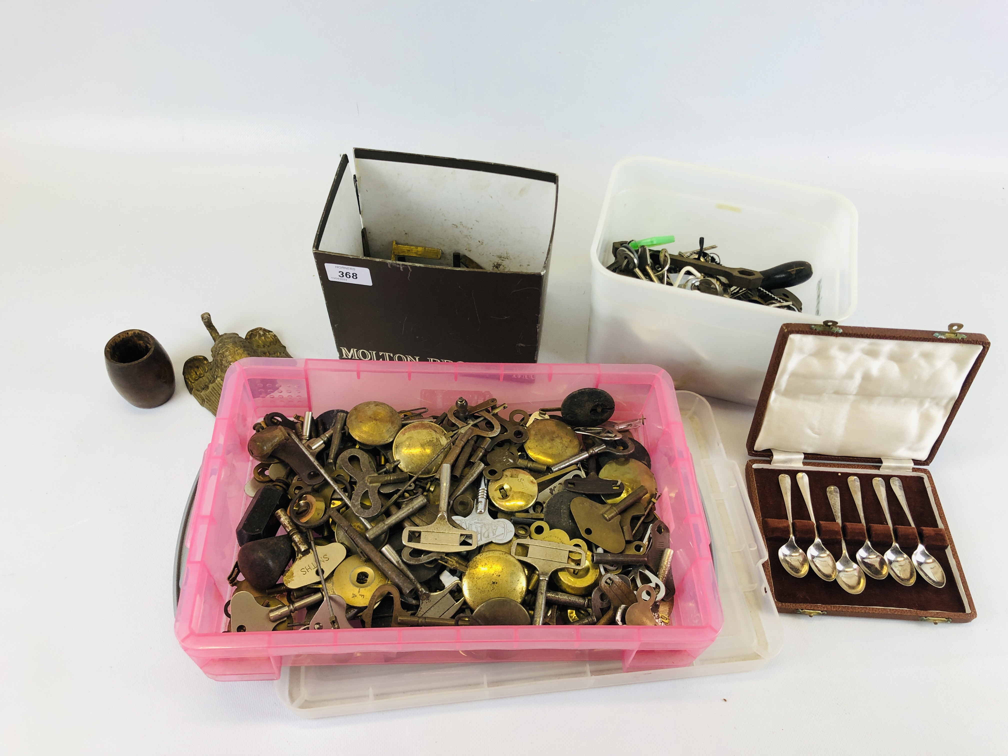 AN EXTENSIVE COLLECTION OF MAINLY VINTAGE CLOCK KEYS AND PENDULUMS,