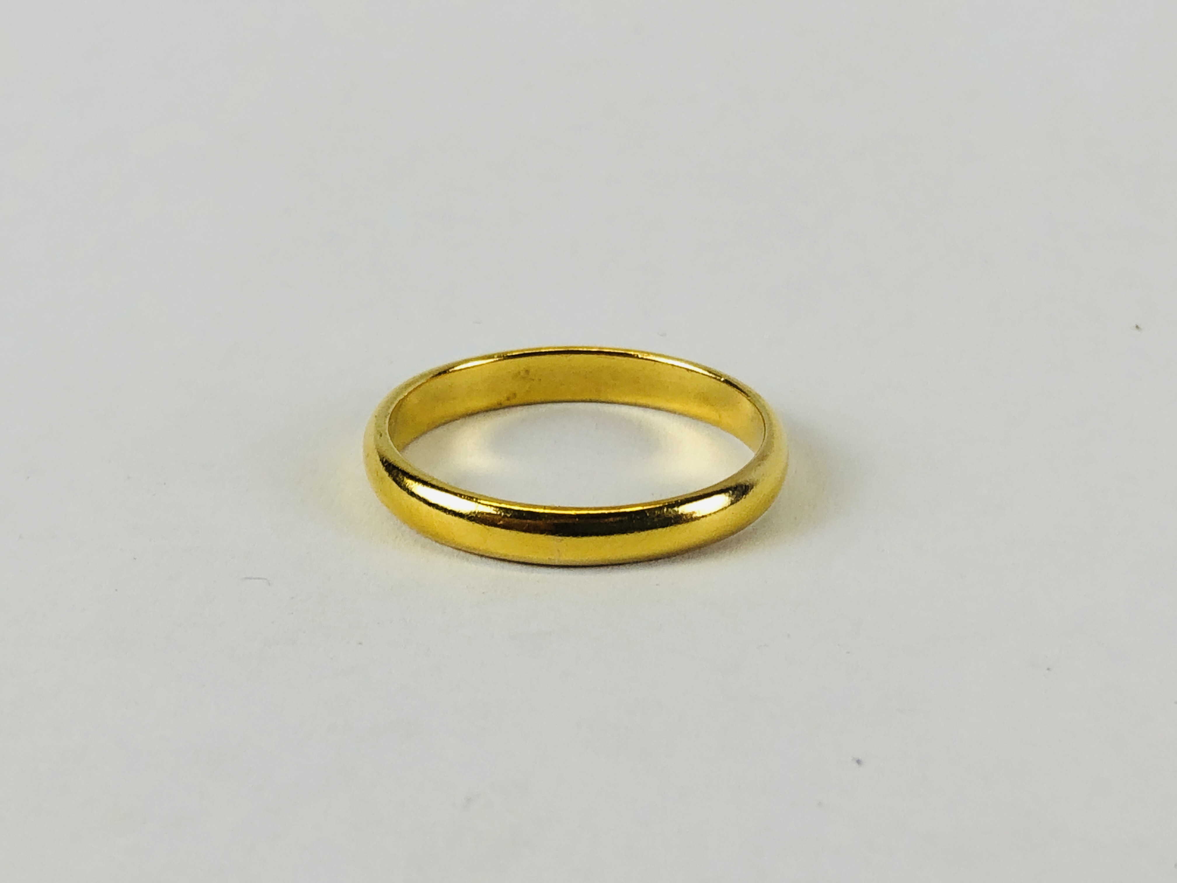 A 22CT GOLD WEDDING BAND. - Image 3 of 6