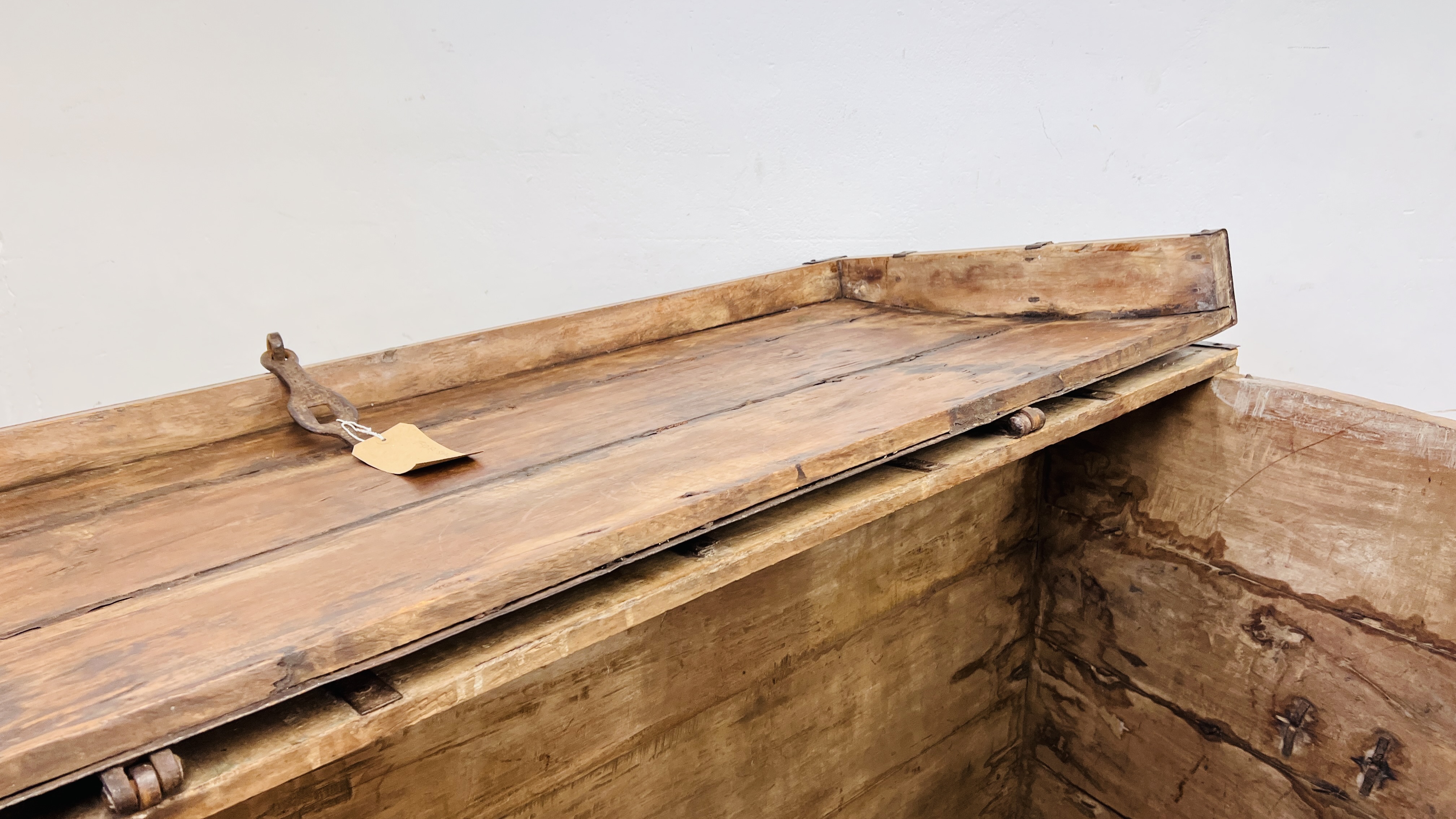 AN EXTREMELY LARGE RAJASTHANI 19th CENTURY DOWRY CHEST - 158CM W X 81CM D X 123CM H. - Image 26 of 30