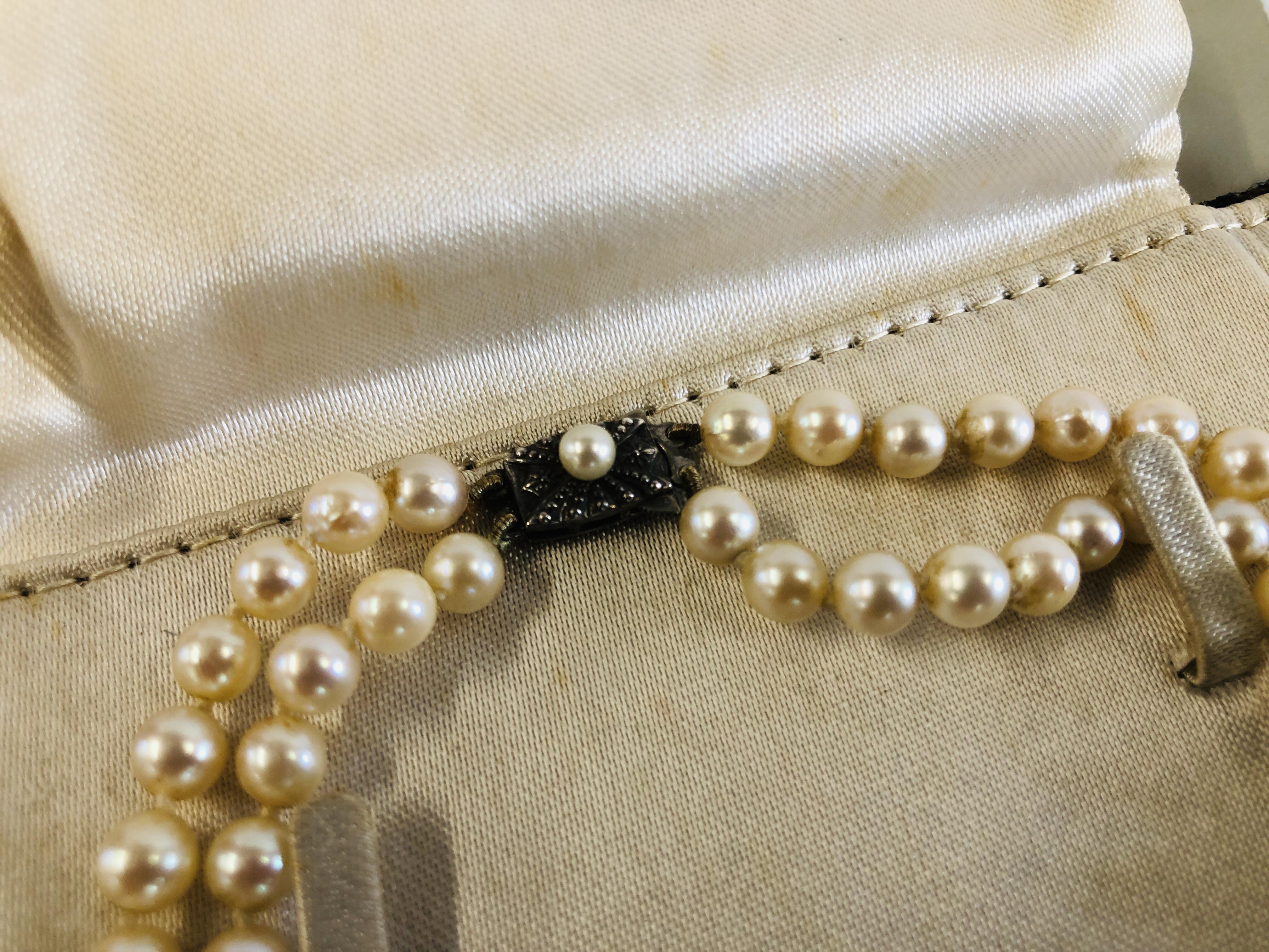 A VINTAGE DOUBLE ROW PEARL NECKLACE BY "MIKIMOTO" ALONG WITH AN ORIGINAL VINTAGE MIKIMOTO SILK - Image 4 of 6