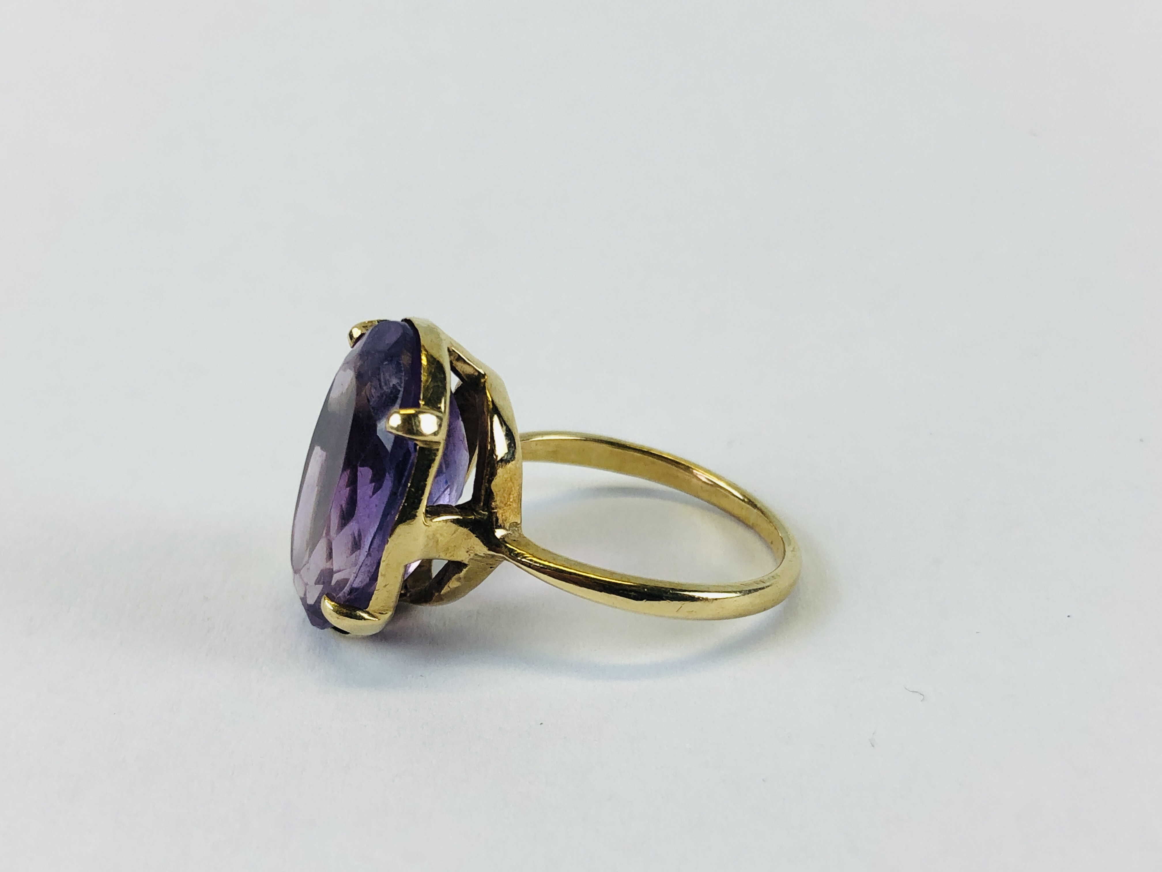 AN IMPRESSIVE 9CT GOLD RING SET WITH AN OVAL AMETHYST - Image 3 of 8