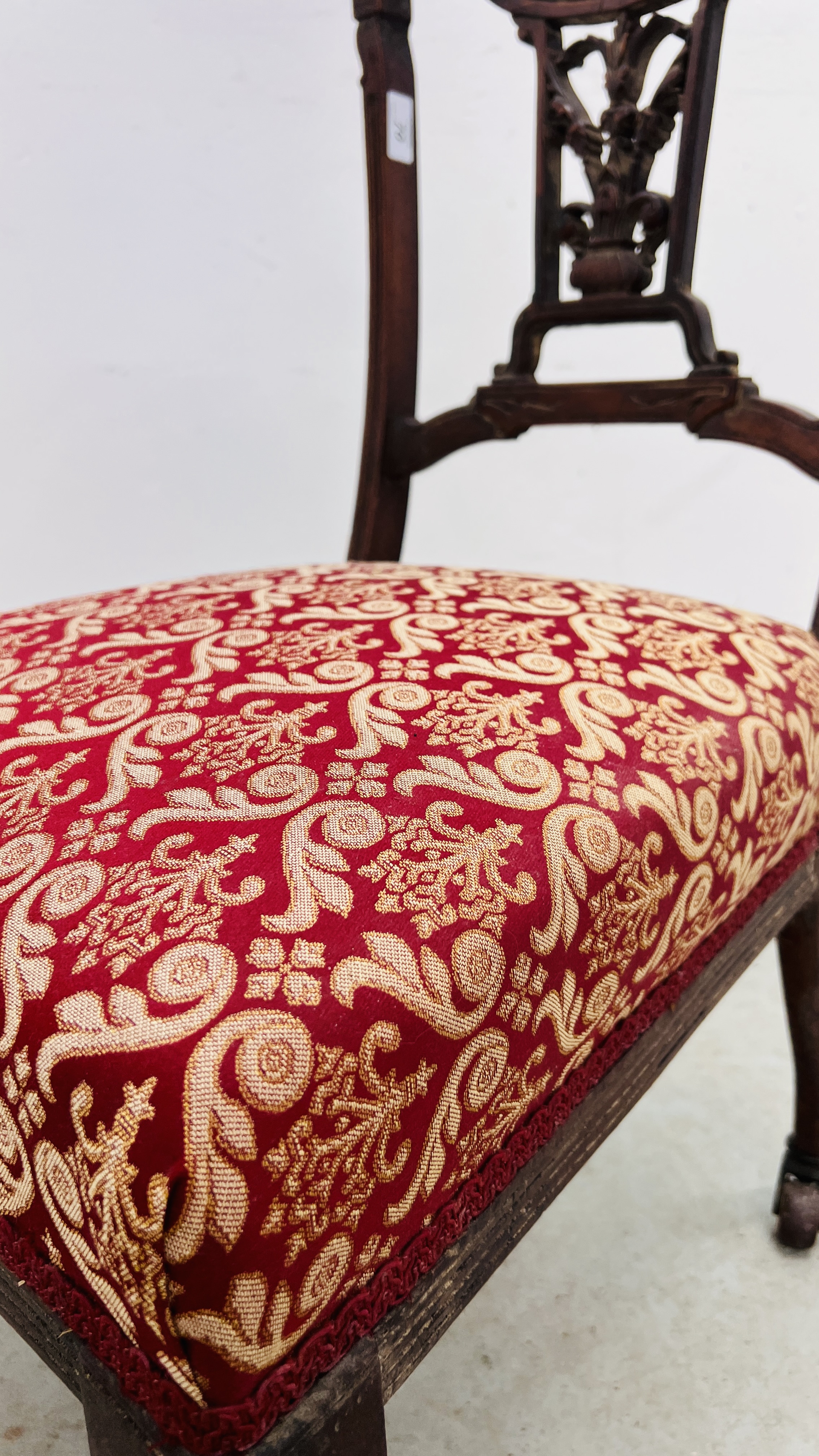 AN EDWARDIAN BEDROOM CHAIR WITH CARVED DETAILING AND UPHOLSTERED SEAT. - Image 3 of 6