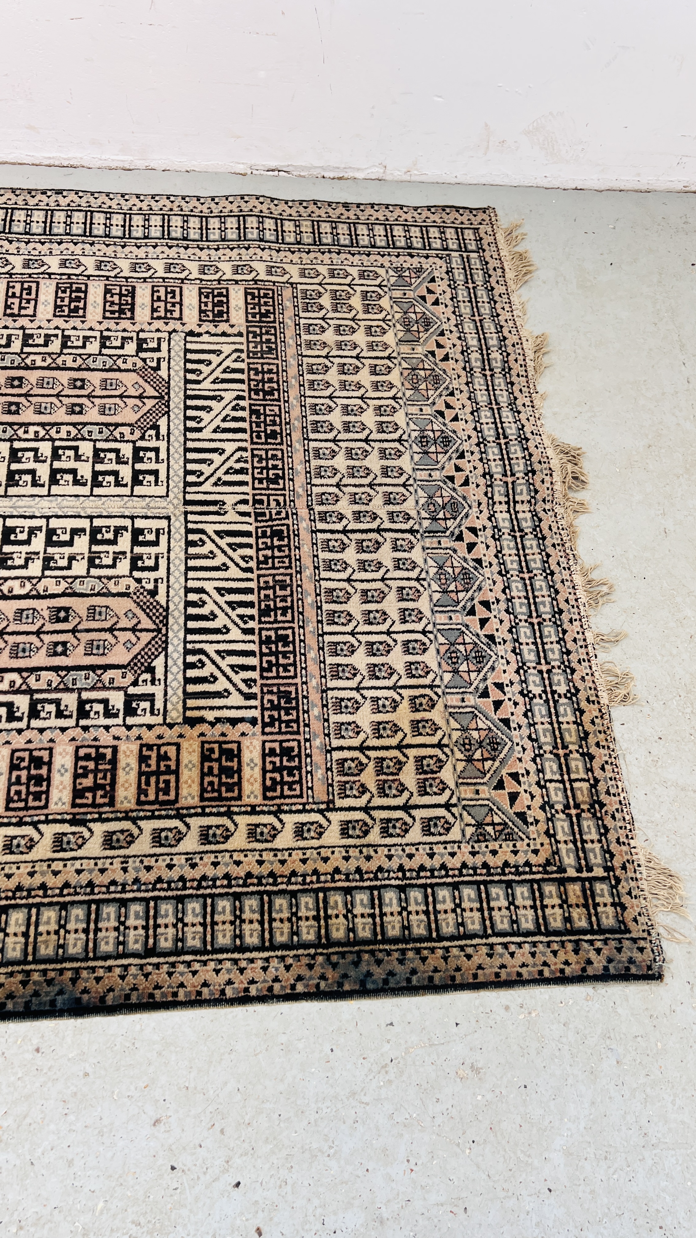 A TRADITIONAL ORIENTAL RUG BLACK / BEIGE DESIGN, - Image 5 of 8