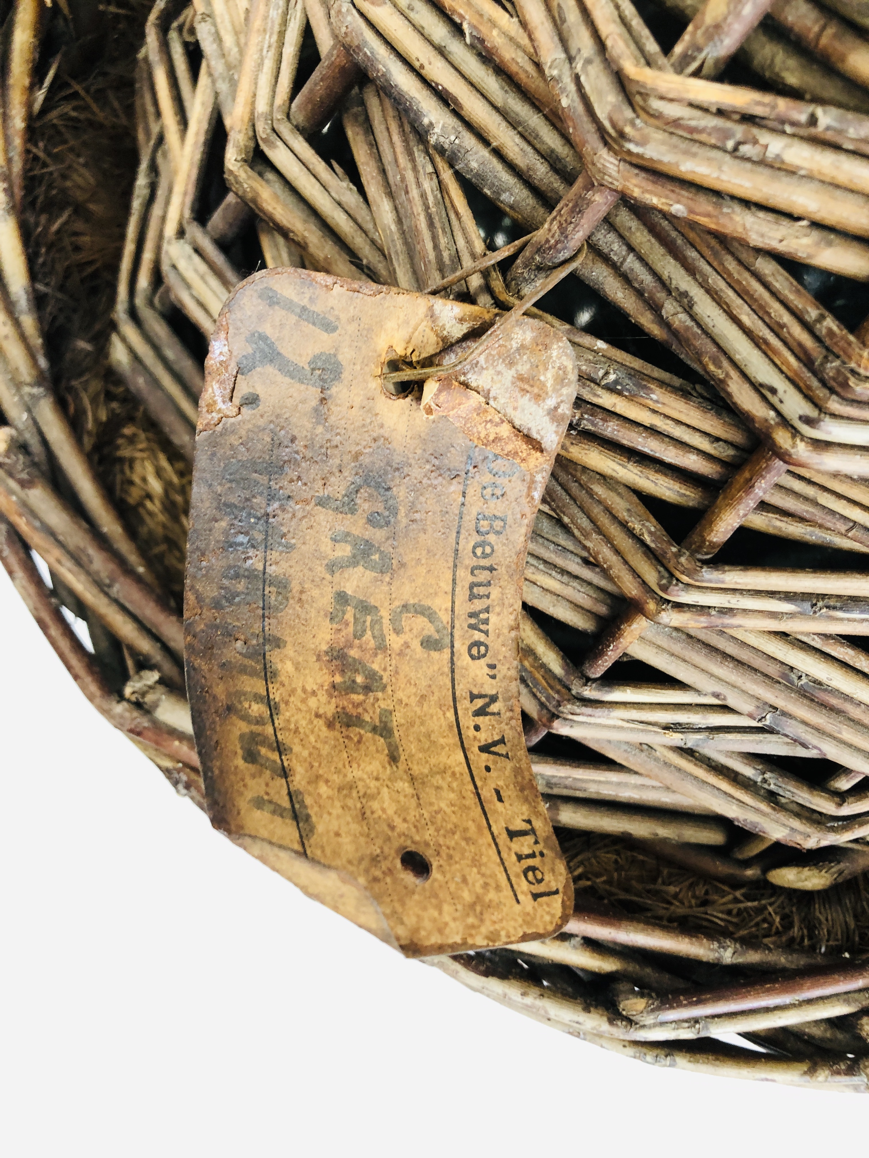 A VINTAGE GLASS DEMIJOHN IN ORIGINAL FITTED TWO HANDLED WICKER BASKET AND COVER - H 60CM. - Image 5 of 5