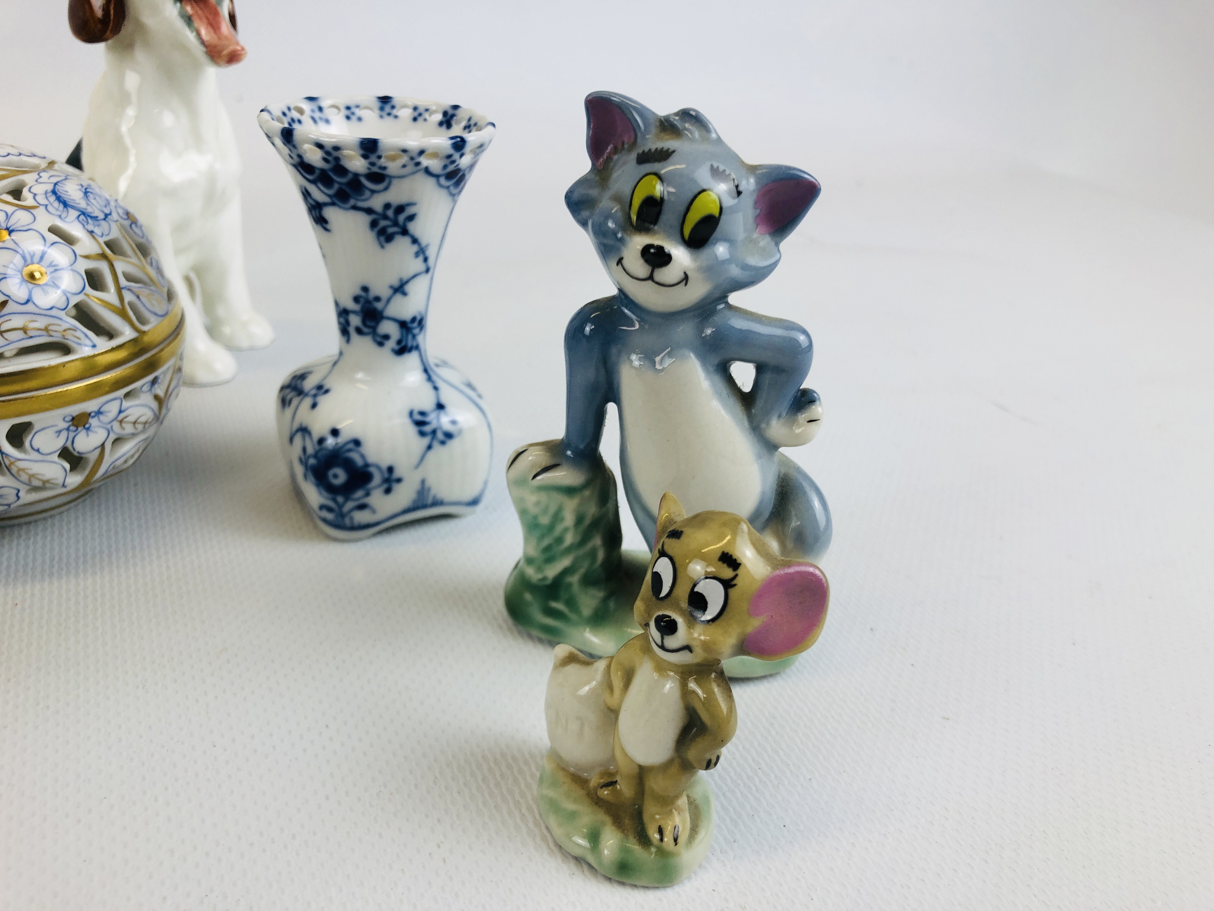 A GROUP OF CHINA & PORCELAIN CABINET COLLECTIBLES TO INCLUDE WADE, ROYAL OSBORNE MICE, - Image 2 of 10