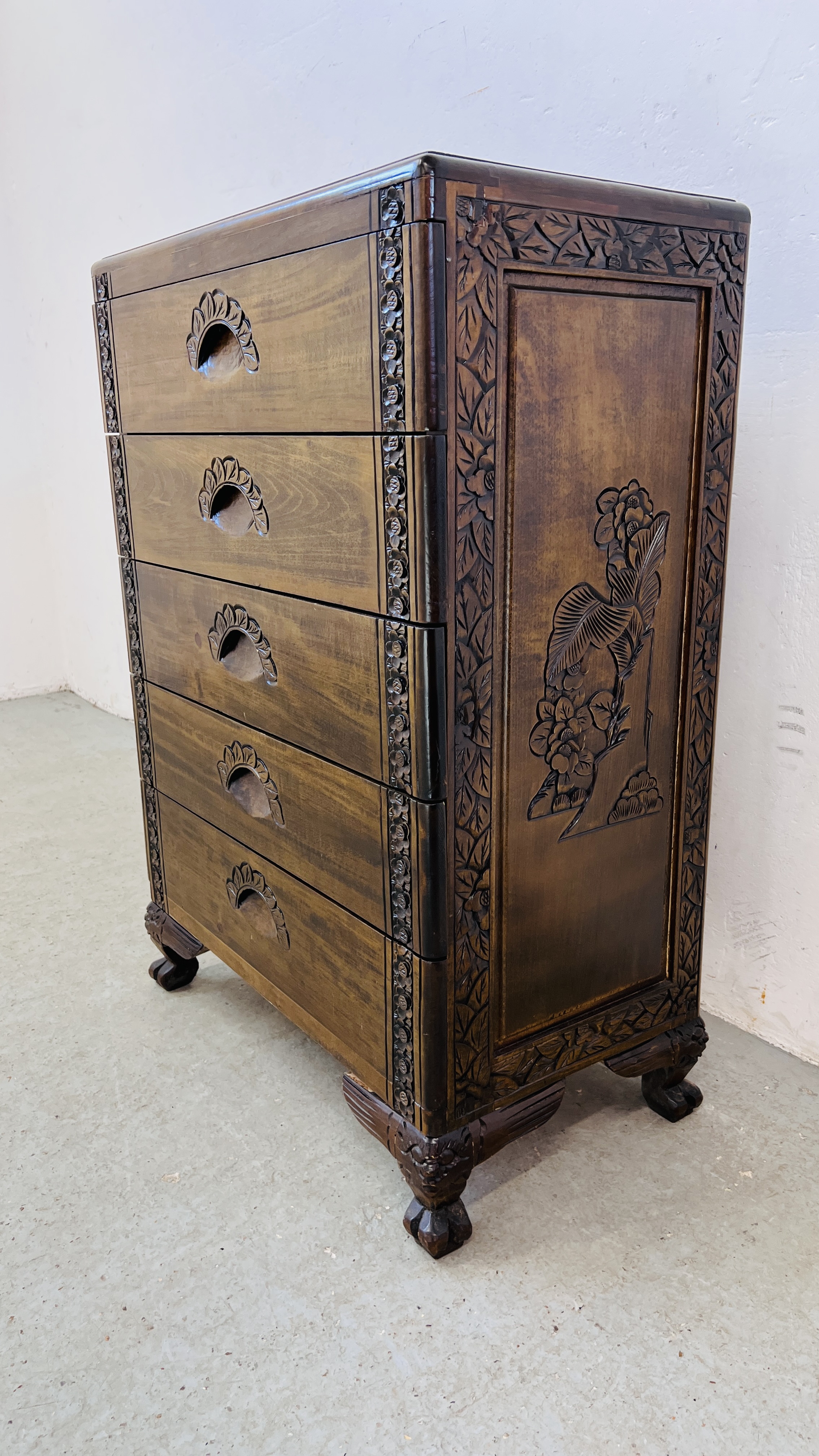 A 5 DRAWER HARDWOOD CHEST WITH A PAIR OF STALKS CARVED TO TOP AND FLORAL DECORATION CARVING - W - Image 5 of 11