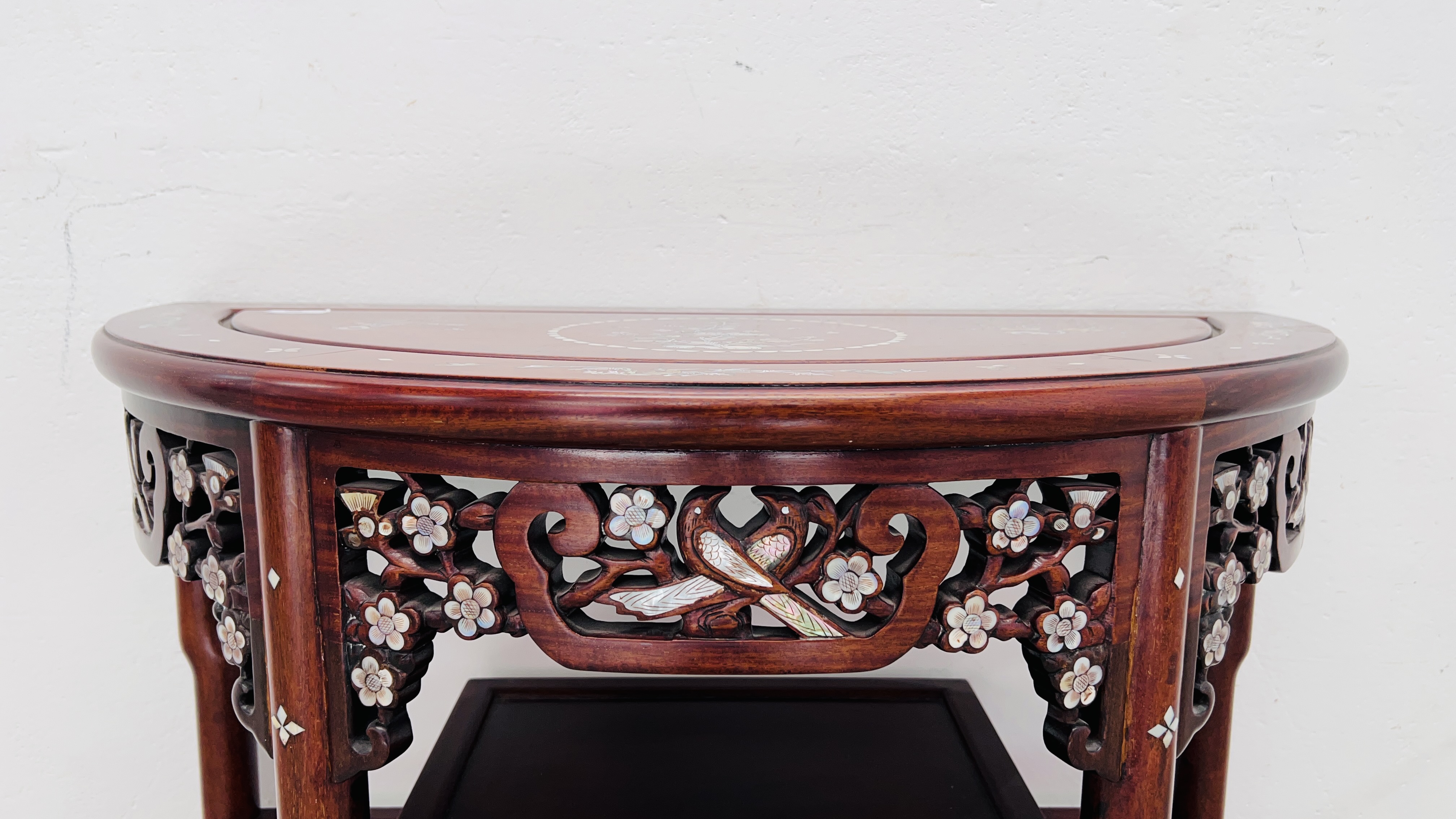 AN ORIENTAL HARDWOOD AND MOTHER OF PEARL INLAID SIDE TABLE WITH SHELF BELOW. - Image 3 of 9