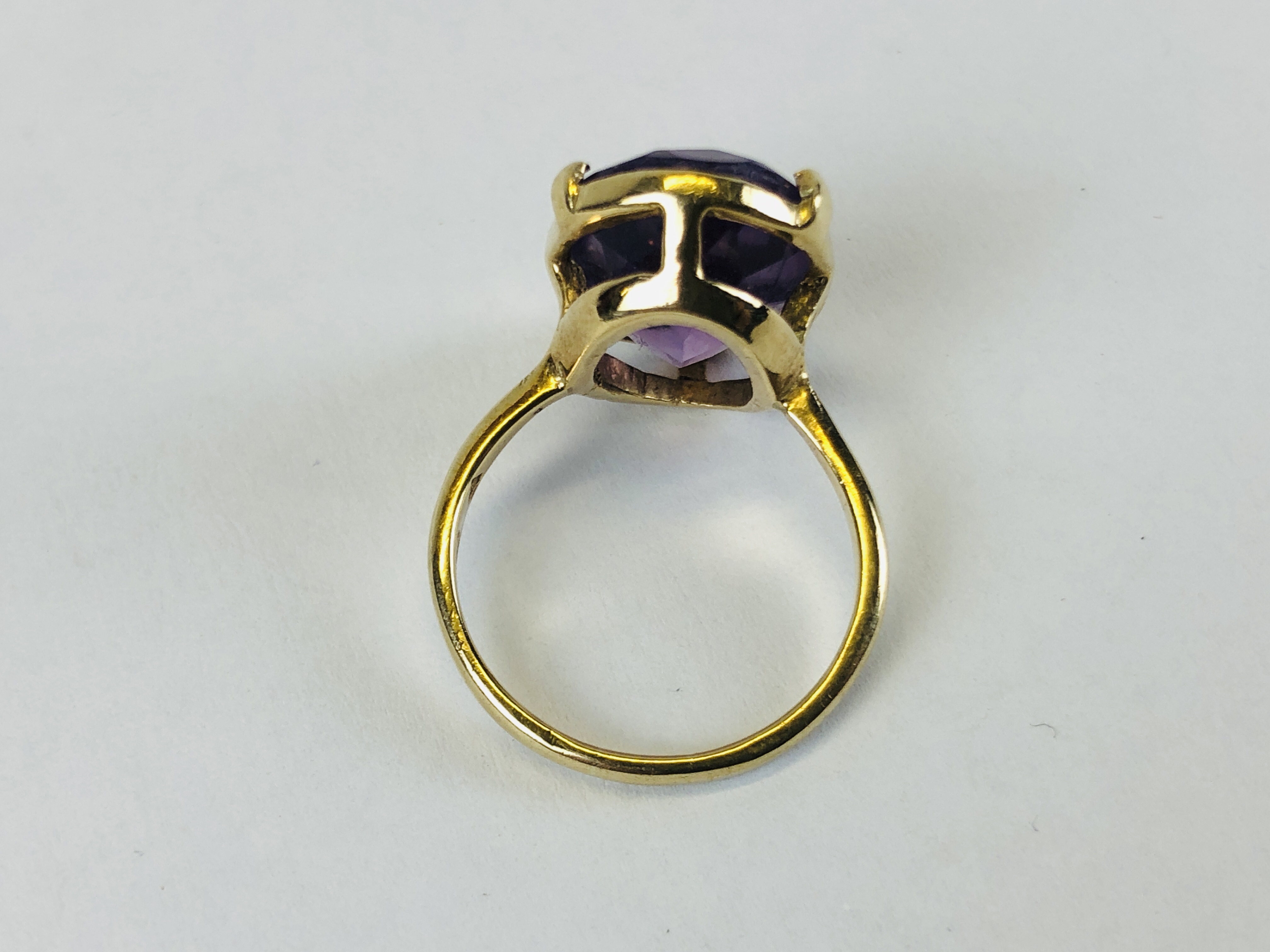 AN IMPRESSIVE 9CT GOLD RING SET WITH AN OVAL AMETHYST - Image 4 of 8