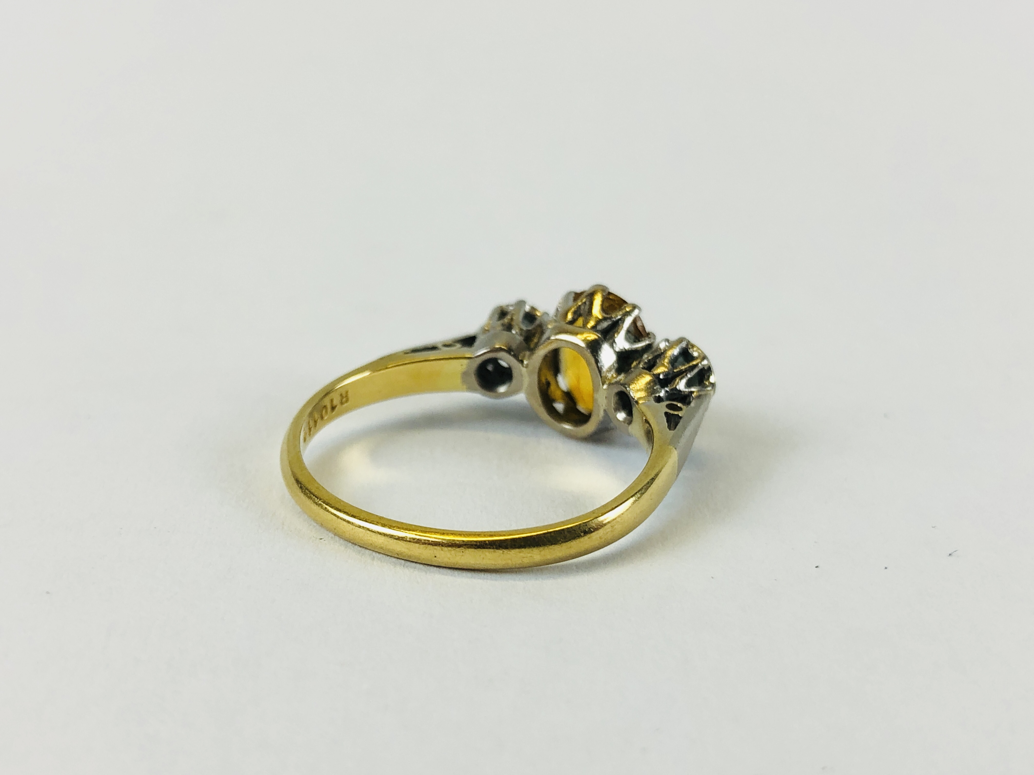 A VINTAGE RING STAMPED 18CT PLAT SET WITH A CENTRAL OVAL CITRINE, - Image 6 of 9