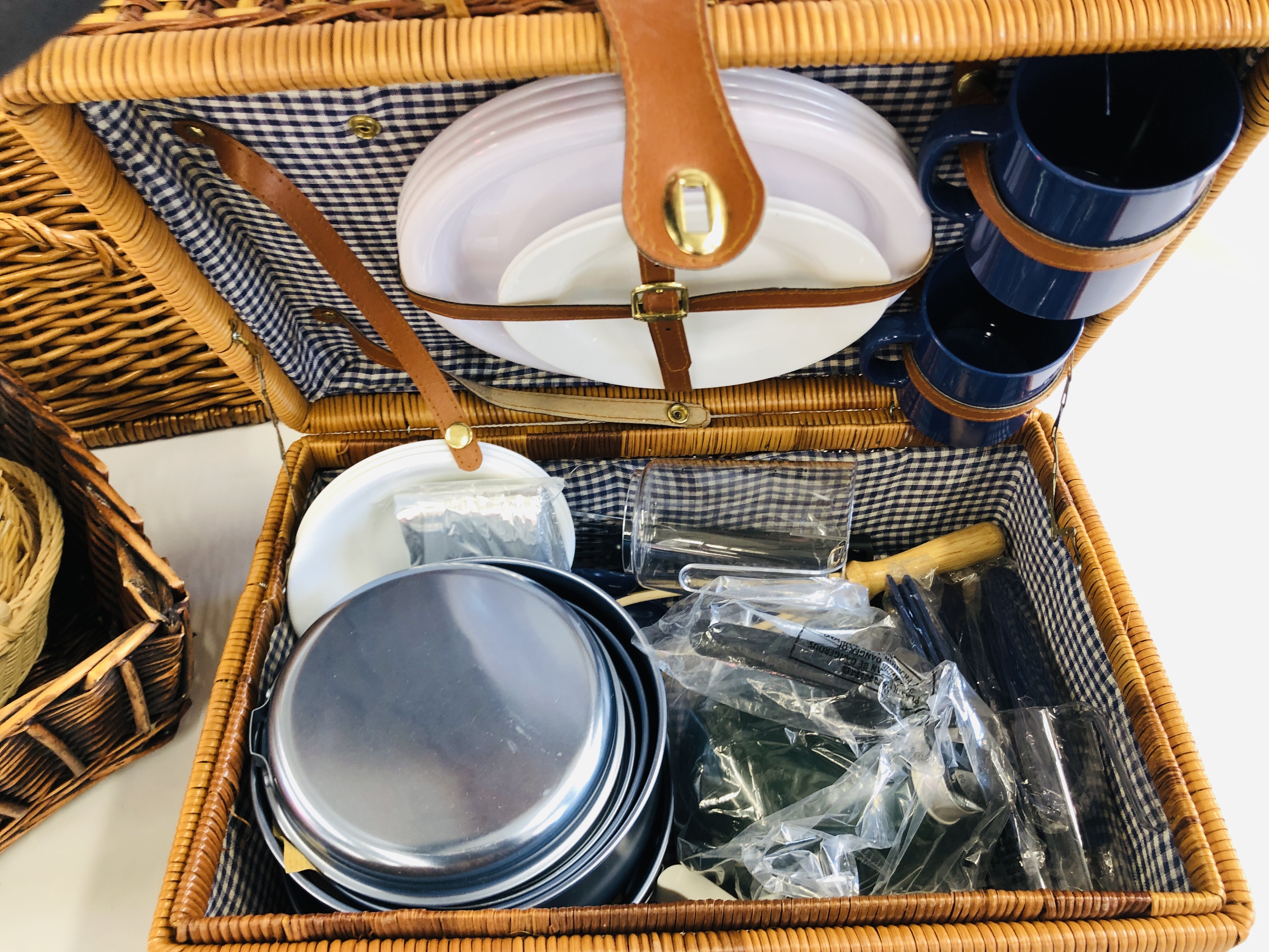 A COLLECTION OF 12 WICKER BASKETS AND HAMPERS ALONG WITH A FURTHER INCOMPLETE PICNIC HAMPER. - Image 3 of 6
