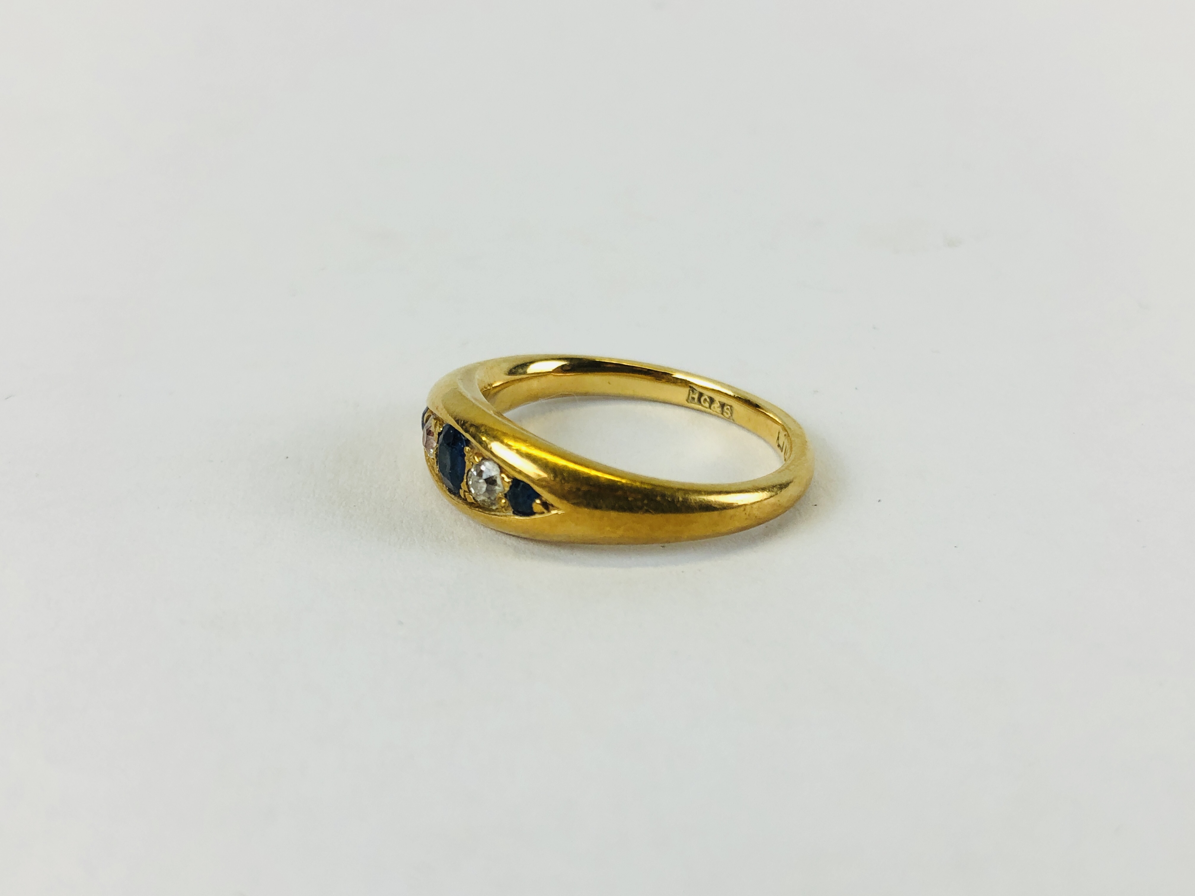 AN ANTIQUE 18CT GOLD DIAMOND AND SAPPHIRE GYPSY RING. - Image 4 of 12