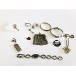 A COLLECTION OF SILVER ITEMS TO INCLUDE BANGLES, CHAIN MAIL PURSE, NECKLACES, SILVER INGOT PENDANT,