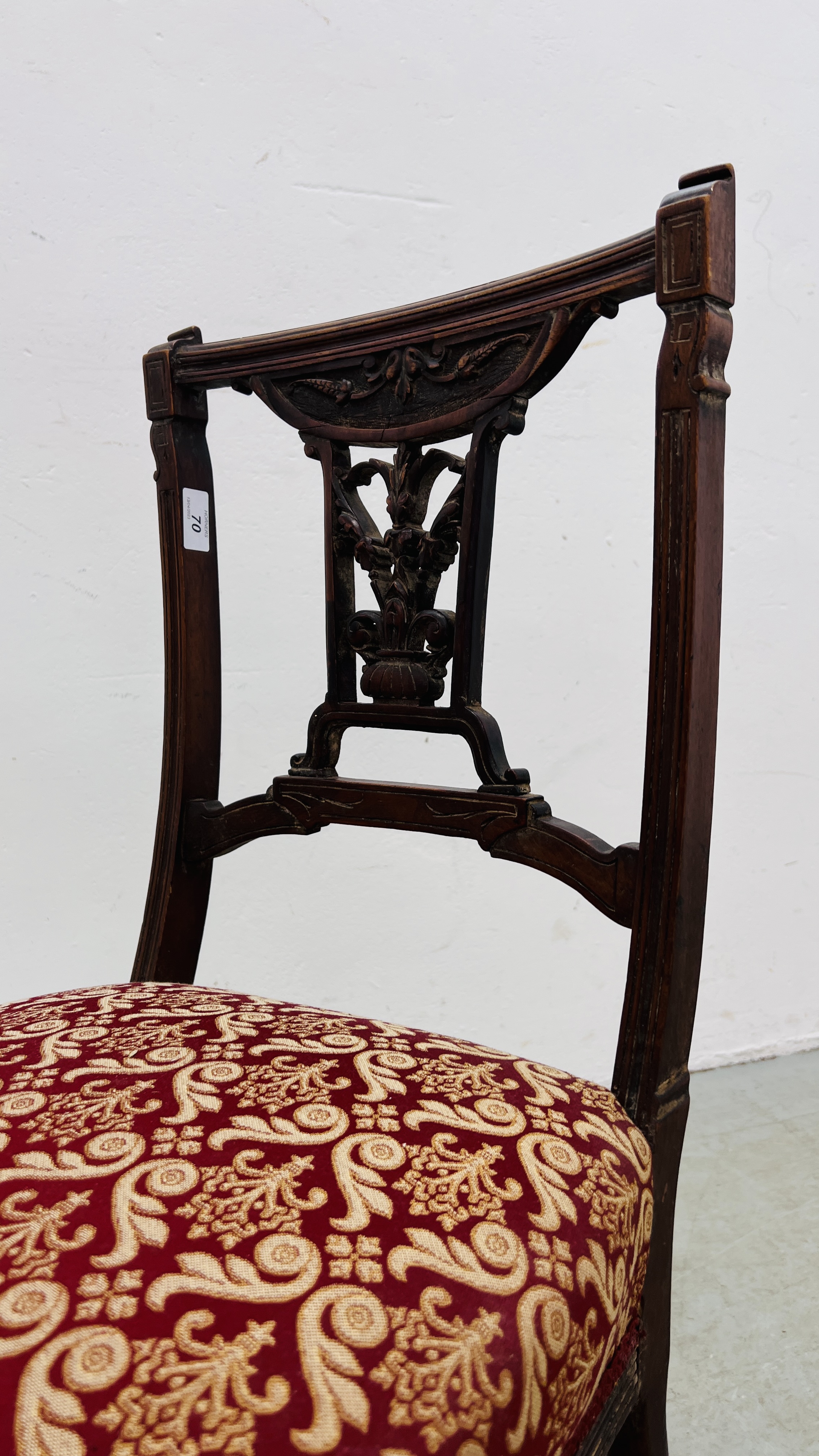 AN EDWARDIAN BEDROOM CHAIR WITH CARVED DETAILING AND UPHOLSTERED SEAT. - Image 2 of 6