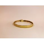 A FANCY ITALIAN BRACELET WITH SAFETY CATCH MARKED 14K L 18CM.