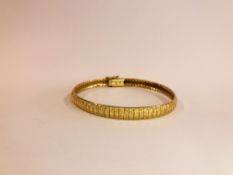 A FANCY ITALIAN BRACELET WITH SAFETY CATCH MARKED 14K L 18CM.