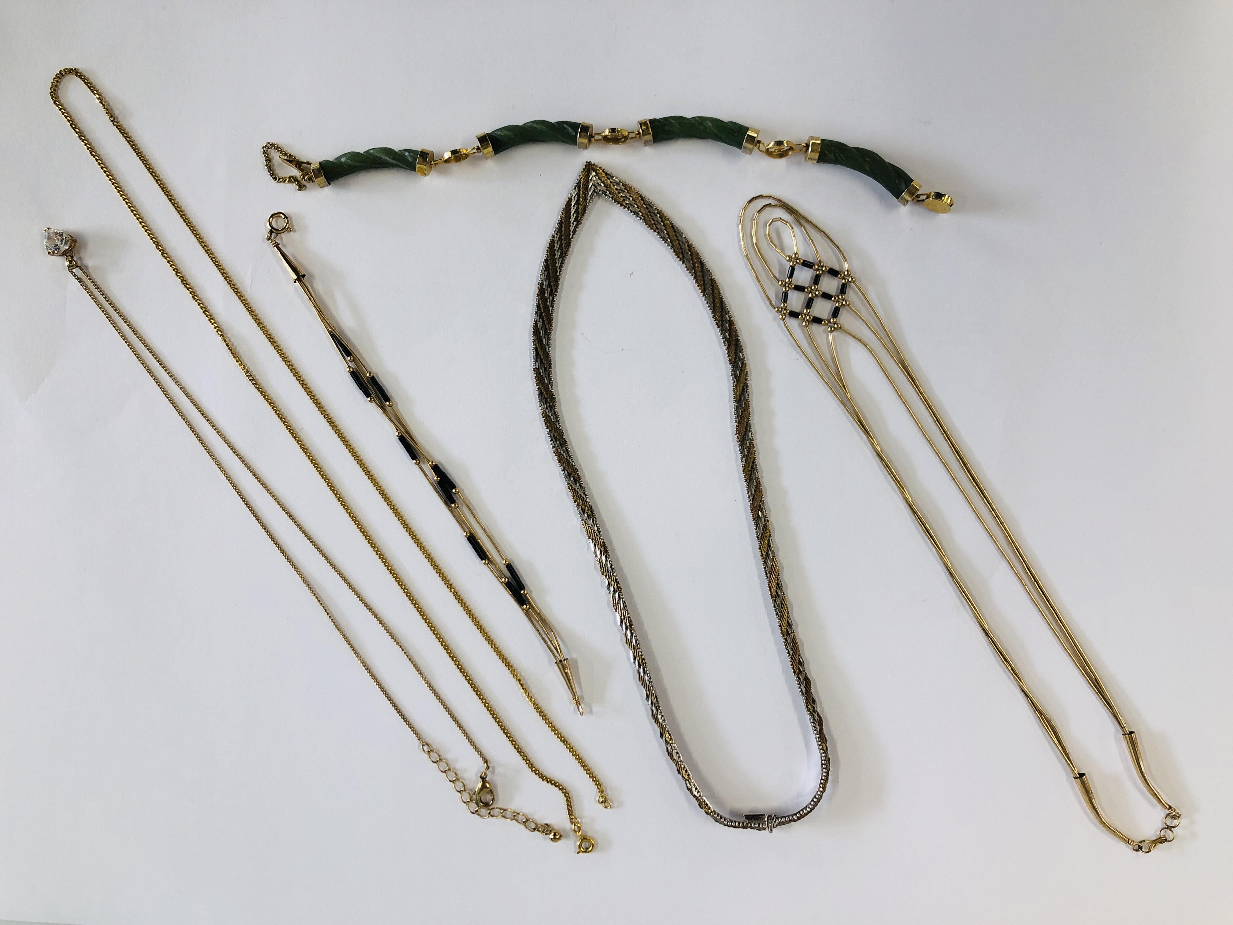 A GROUP OF ASSORTED WHITE METAL AND SILVER JEWELLERY BRACELETS, NECKLACES AND EARRINGS. - Image 2 of 12