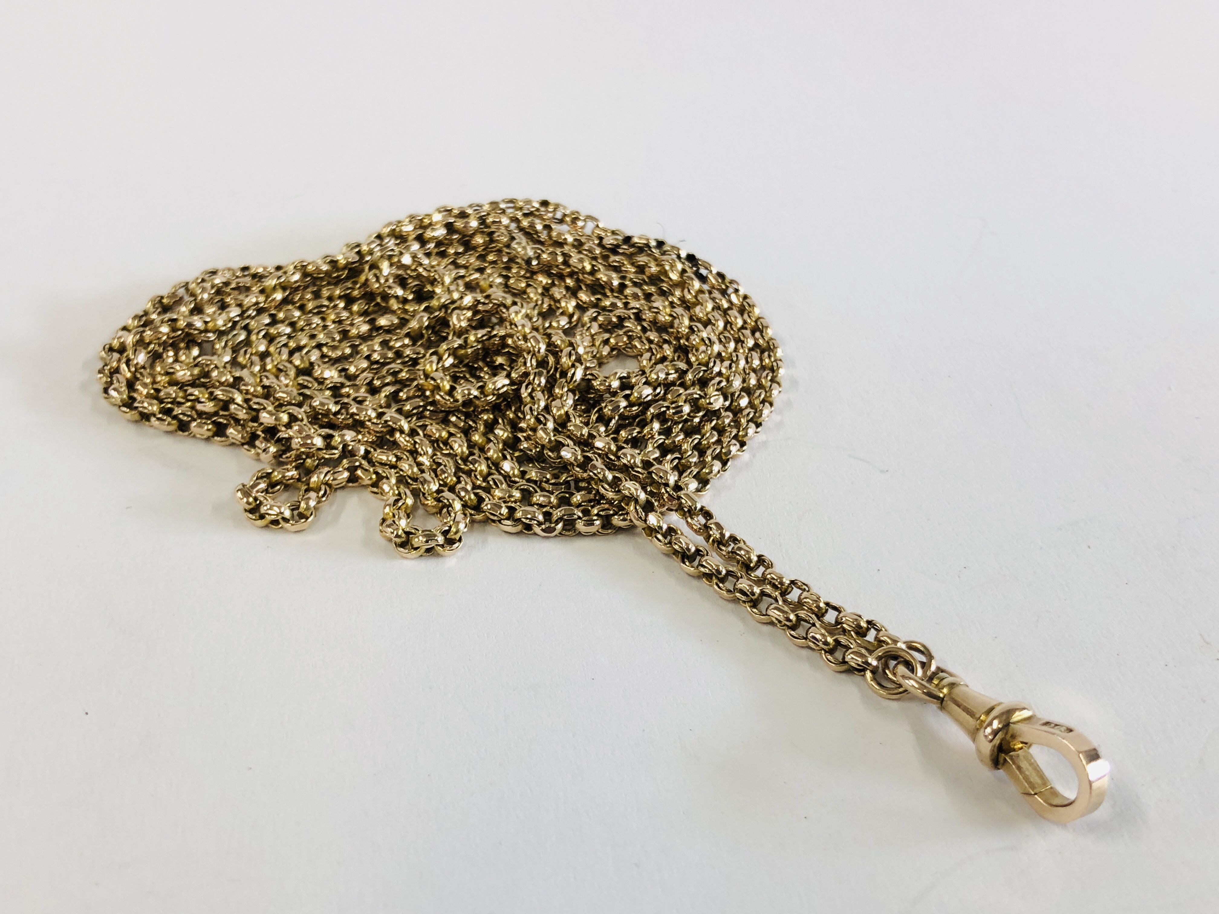 AN ANTIQUE 9CT GOLD FANCY LINK LONG GUARD CHAIN - 156CM.