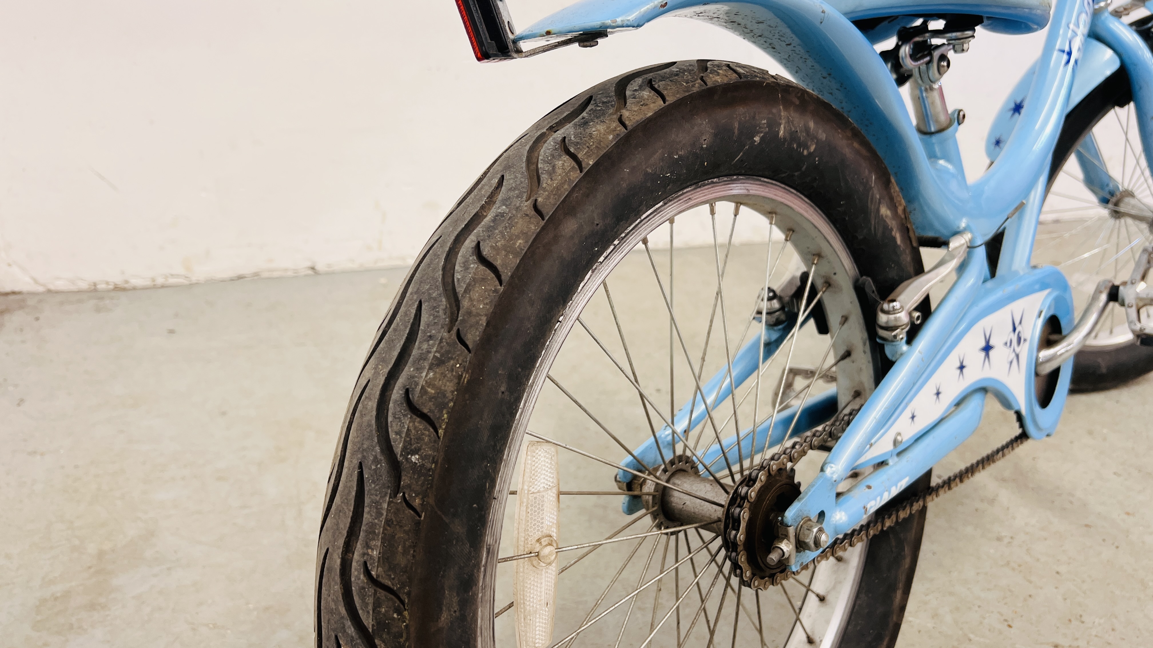 A GIRLS CRUISER STYLE GLOSS BICYCLE (BLUE). - Image 6 of 13