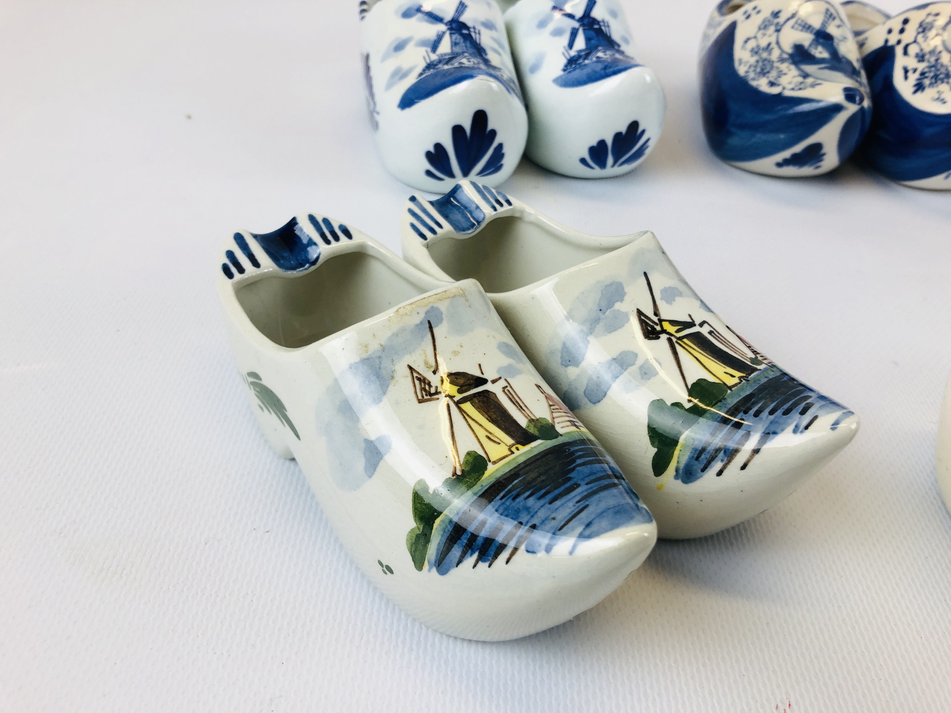 A GROUP OF ASSORTED DELFT CLOGS TO INCLUDE SOME PAIRS. - Image 7 of 10