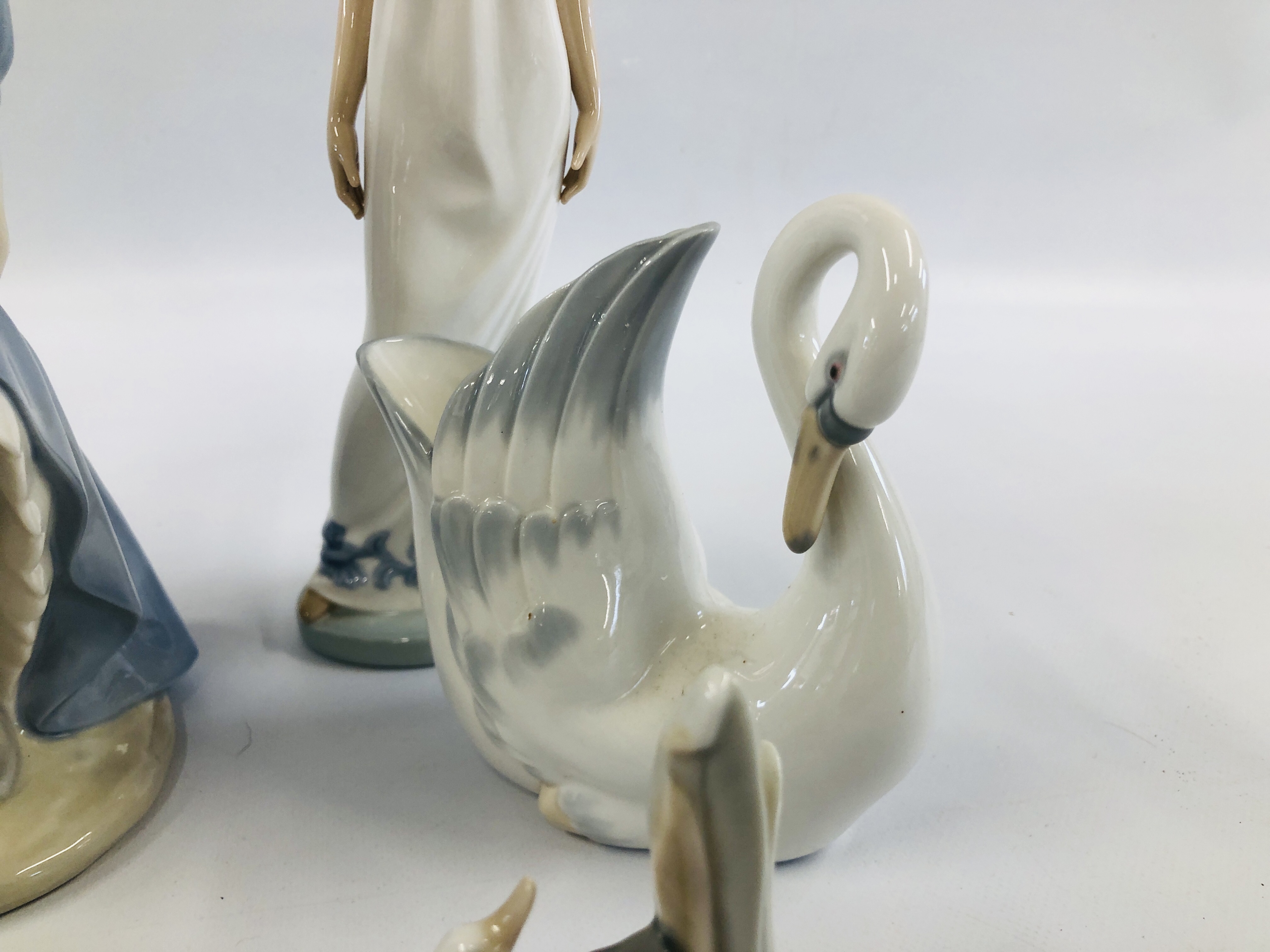 A GROUP OF 5 NAO FIGURES TO INCLUDE 3 GEESE BY A STUMP, SWAN BUD VASE, SEATED GIRL IN HAT, - Image 6 of 9