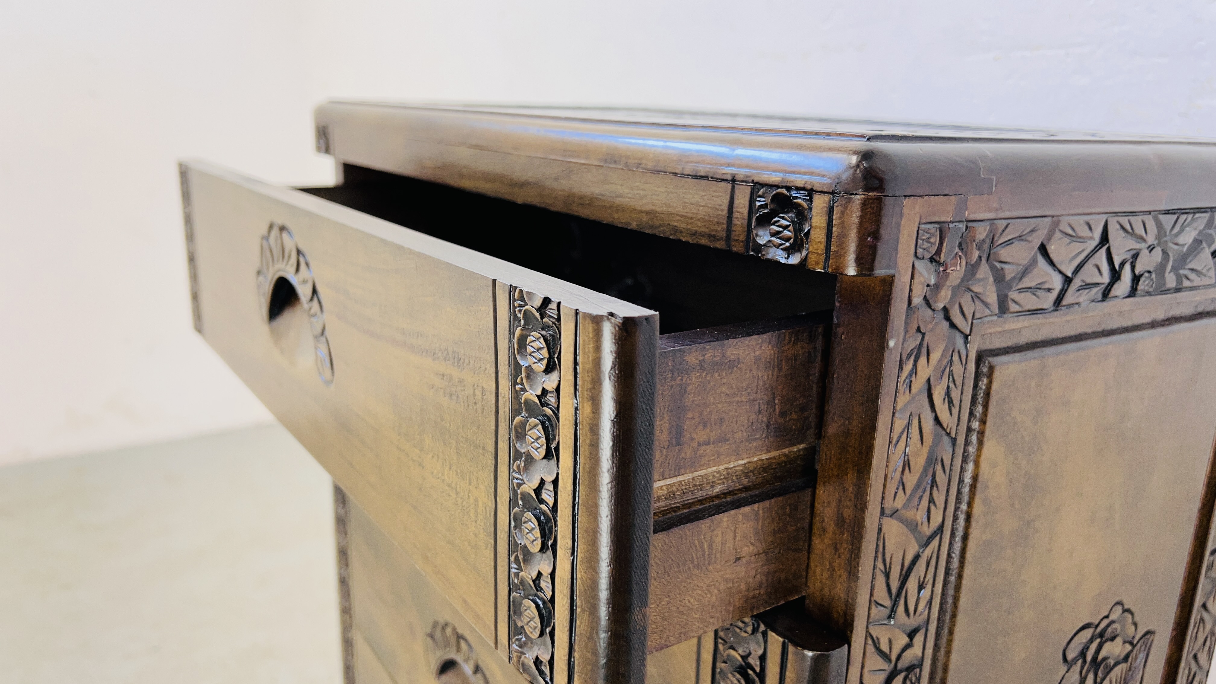 A 5 DRAWER HARDWOOD CHEST WITH A PAIR OF STALKS CARVED TO TOP AND FLORAL DECORATION CARVING - W - Image 9 of 11