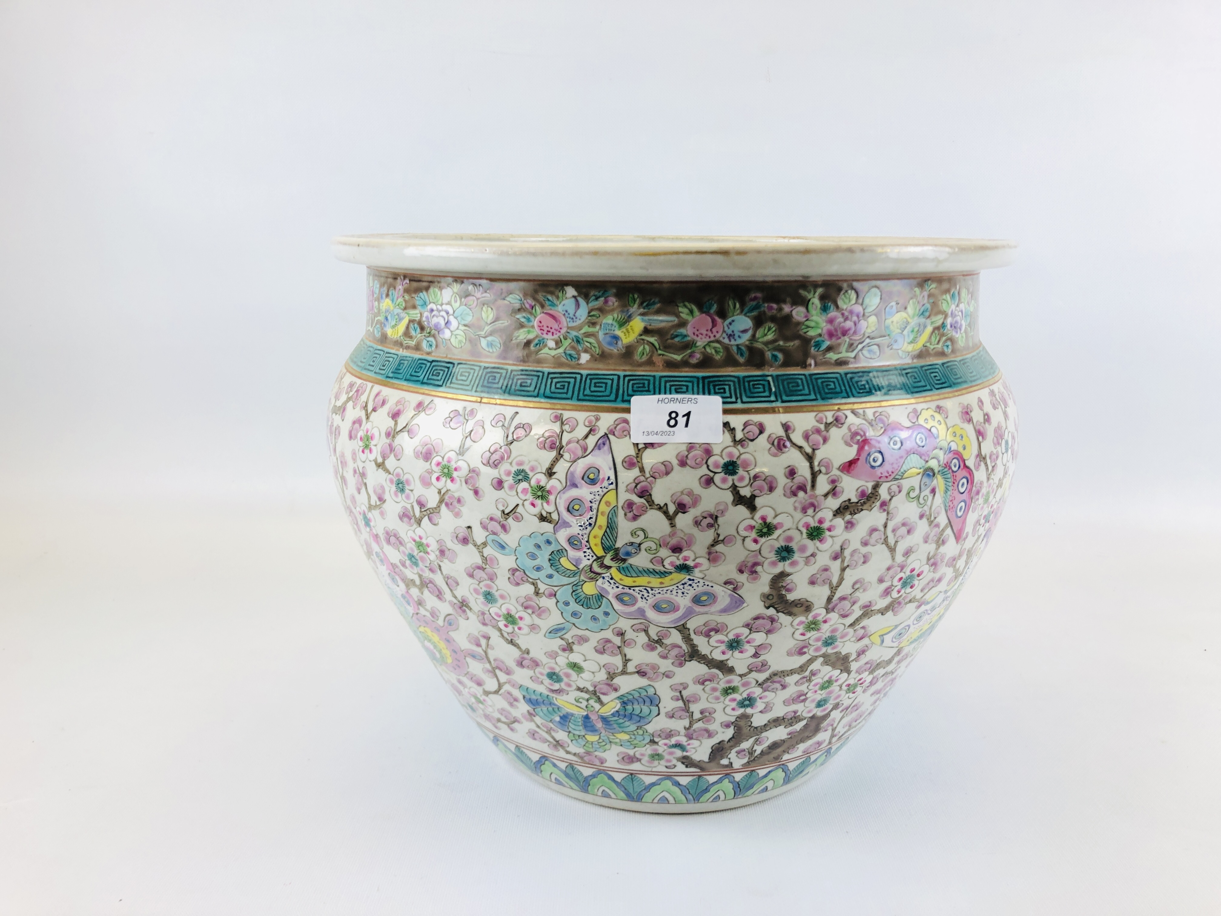 A LARGE ORIENTAL JARDENIERE / PLANTER DECORATED WITH BUTTERFLIES AND BLOSSOM - H 31CM X DIAMETER