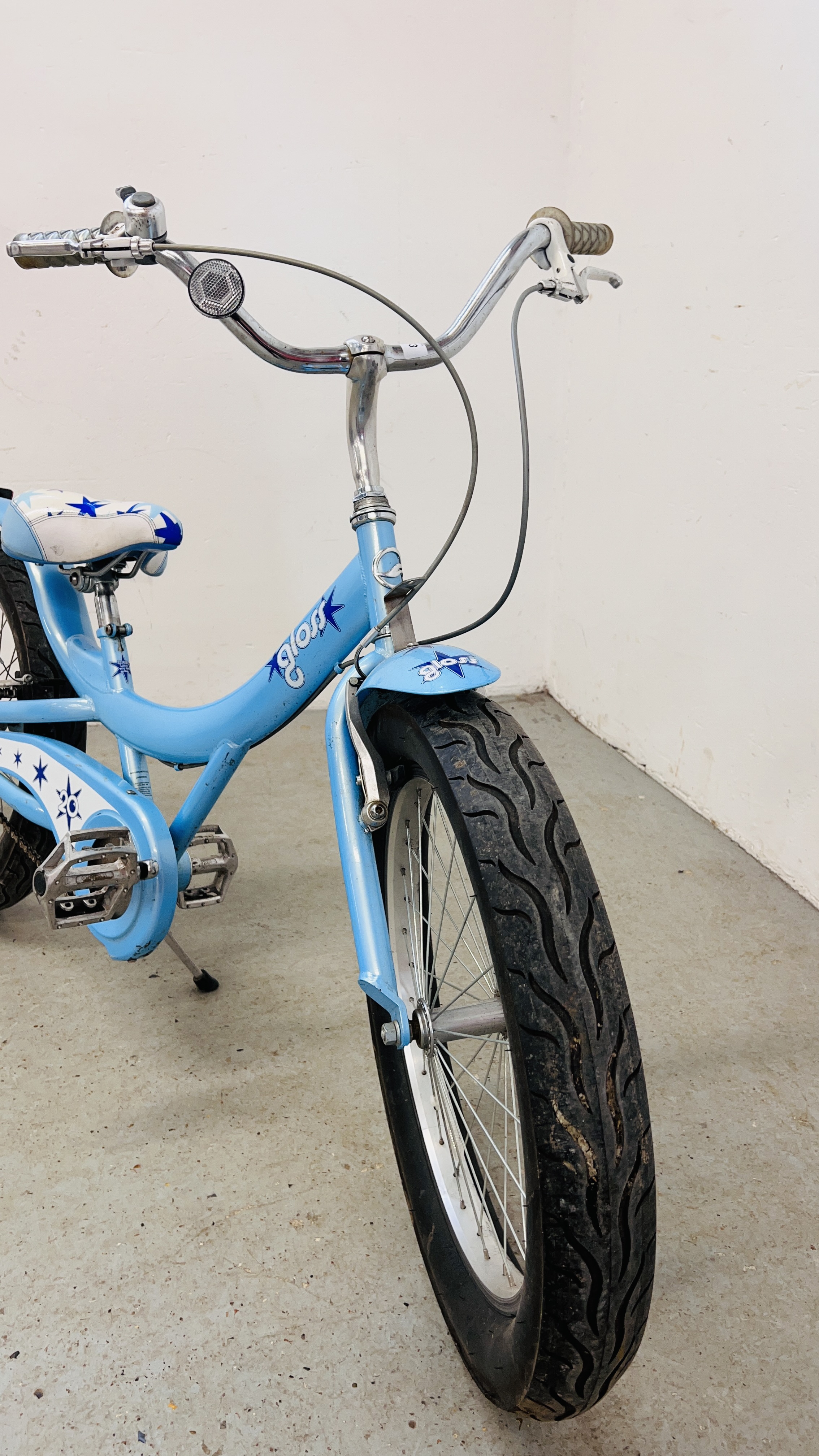 A GIRLS CRUISER STYLE GLOSS BICYCLE (BLUE). - Image 9 of 13