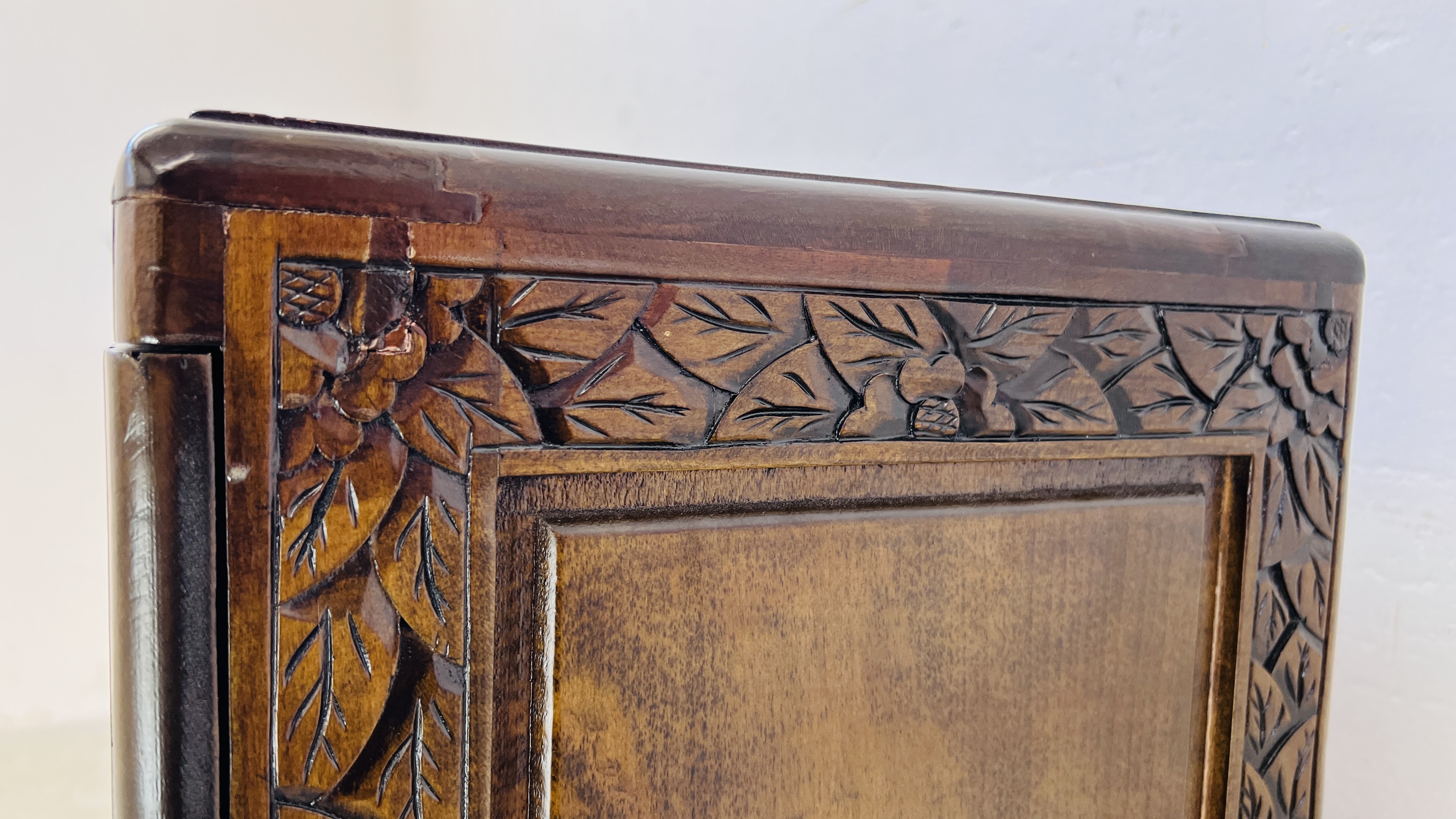 A 5 DRAWER HARDWOOD CHEST WITH A PAIR OF STALKS CARVED TO TOP AND FLORAL DECORATION CARVING - W - Image 7 of 11