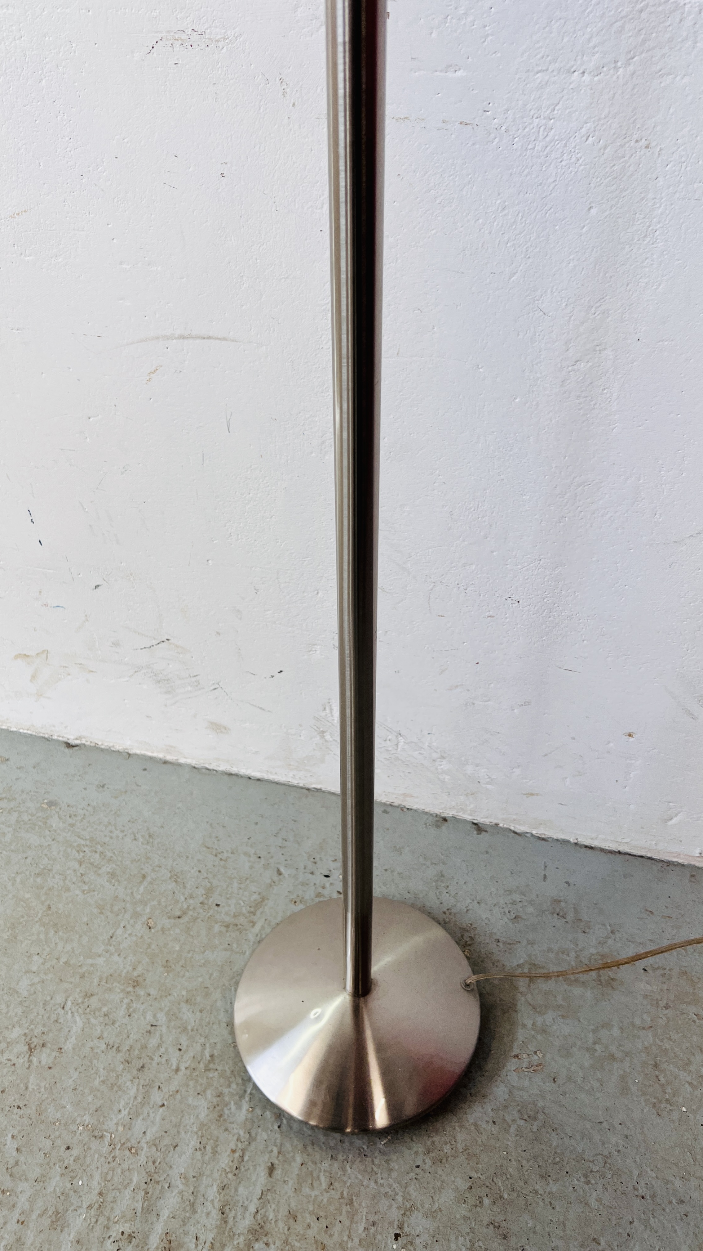 A MODERN STAINLESS FINISH ADJUSTABLE READING LIGHT - SOLD AS SEEN. - Image 5 of 5